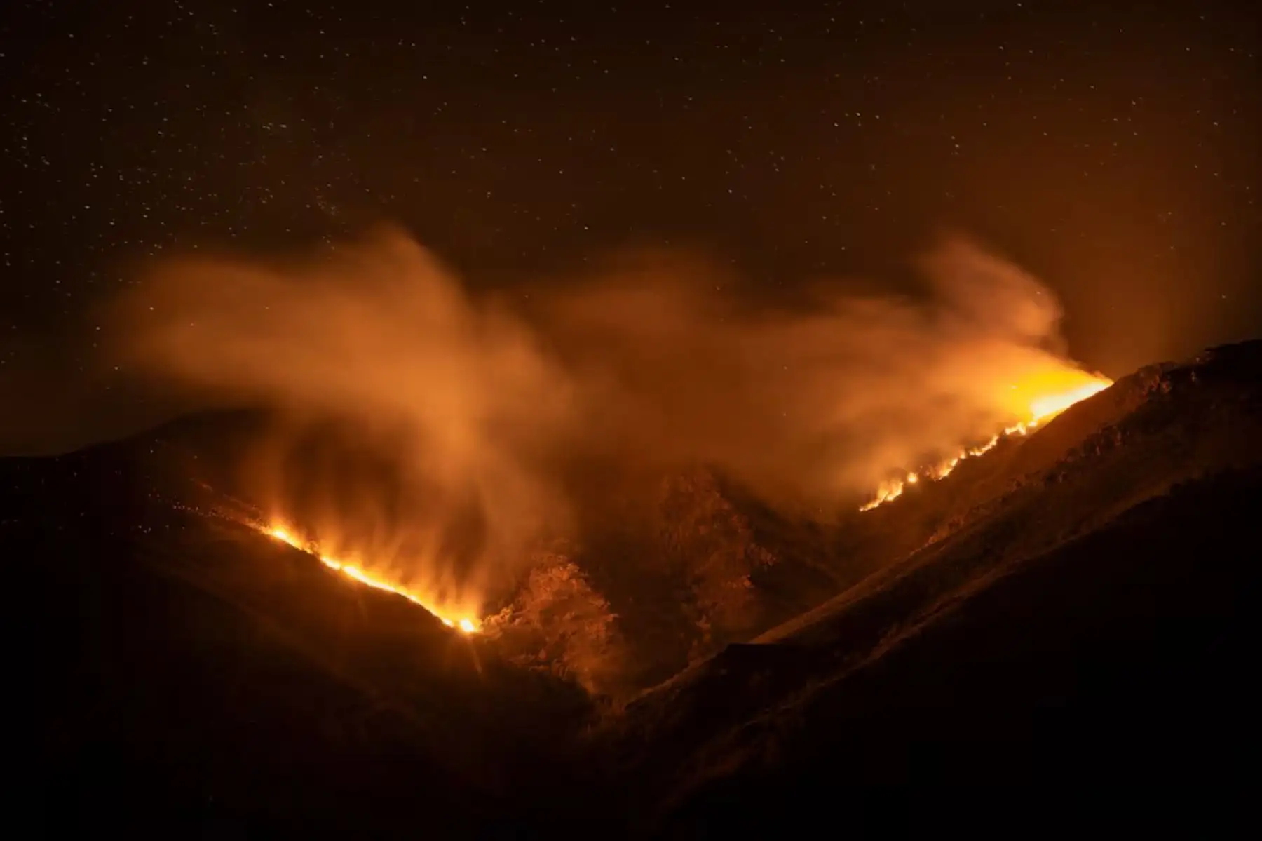 Incendio forestal de Larouco, el peor de la historia de Galicia, arde durante toda la noche mientras las llamas alcanzan O Courel, una cordillera de gran biodiversidad. Sierra de O Courel, Galicia, España. Foto: Brais Lorenzo