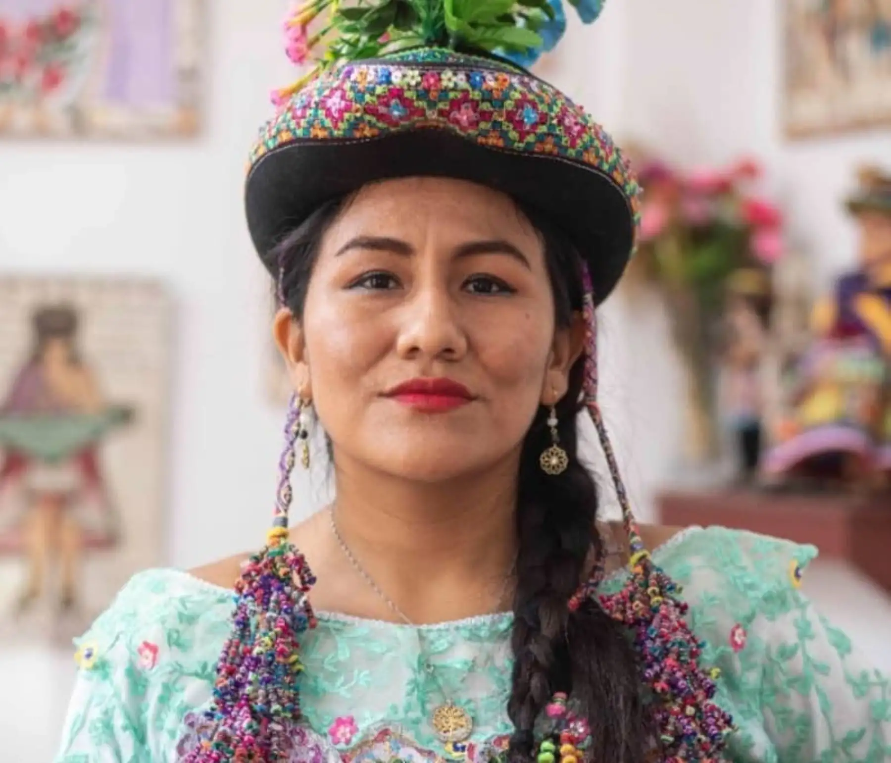 Muestra de Violeta Quispe Yupari inspirada en las Tablas de Sarhua en la Alianza Francesa