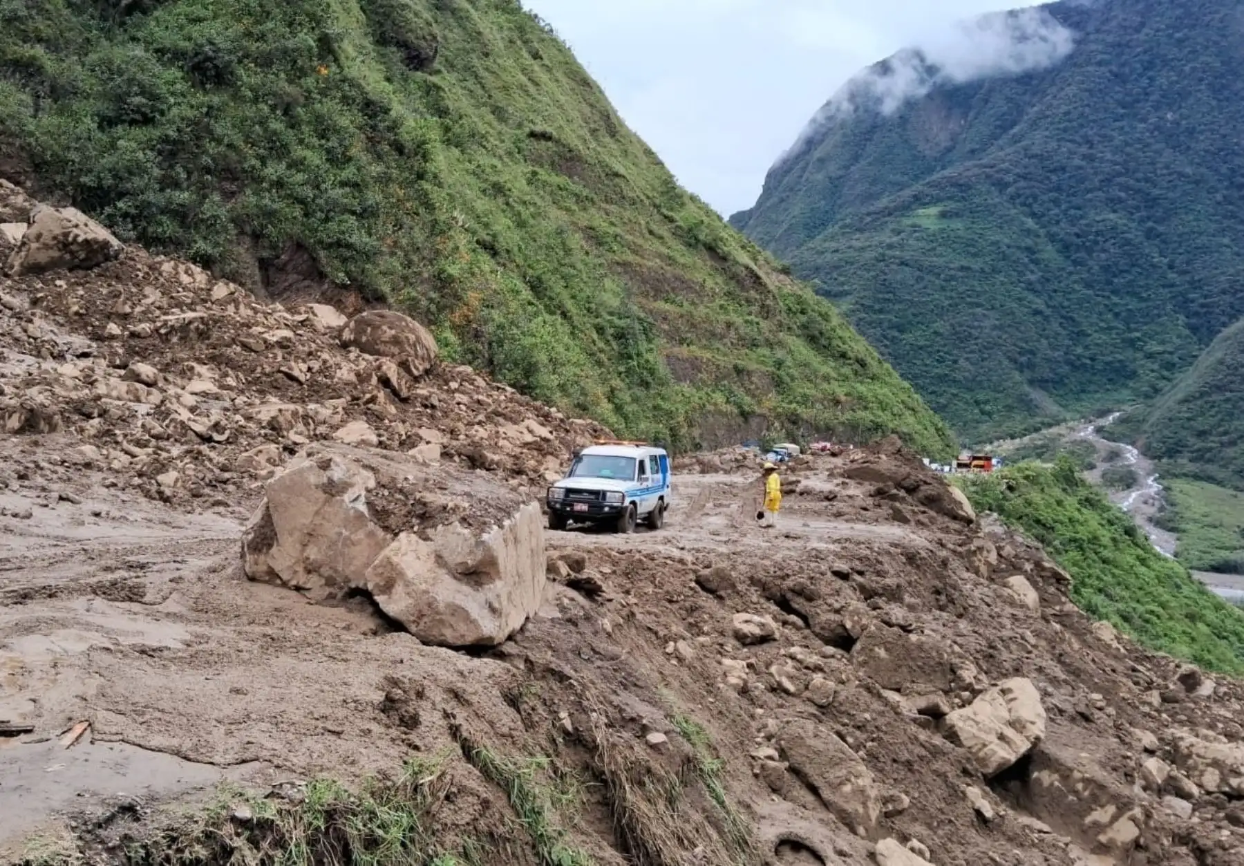 Tránsito en la Interoceánica se encuentra restringido la tras caída de rocas y escombros
