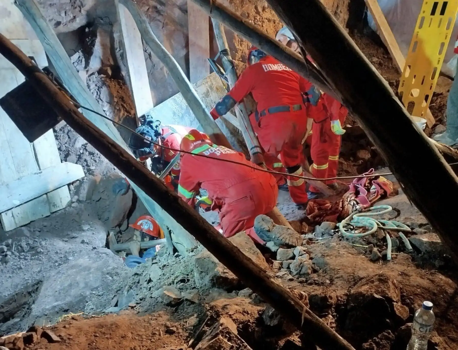 Cusco: dos obreros salvan de morir tras ser sepultados por derrumbe durante una excavación