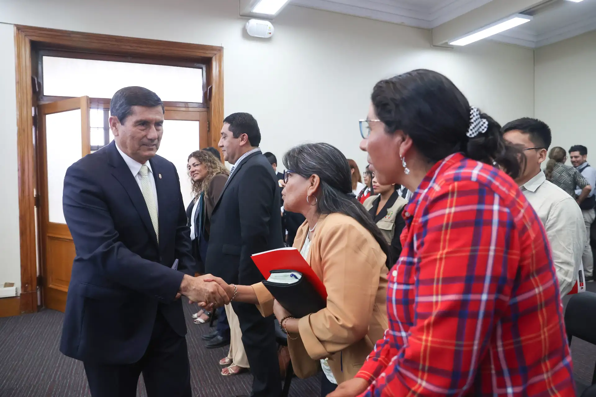 Luis Arroyo saludó a representantes municipales durante la entrega de recursos para atender emergencias por lluvias. Fotos: ANDINA/Melina Mejía.