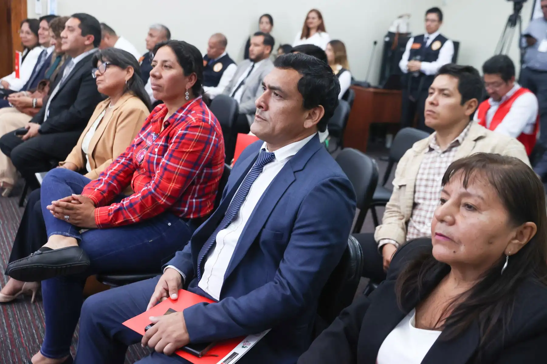 Representantes de gobiernos locales asistieron a la actividad donde se anunció el financiamiento para enfrentar los efectos de las lluvias intensas. Fotos: ANDINA/Melina Mejía.