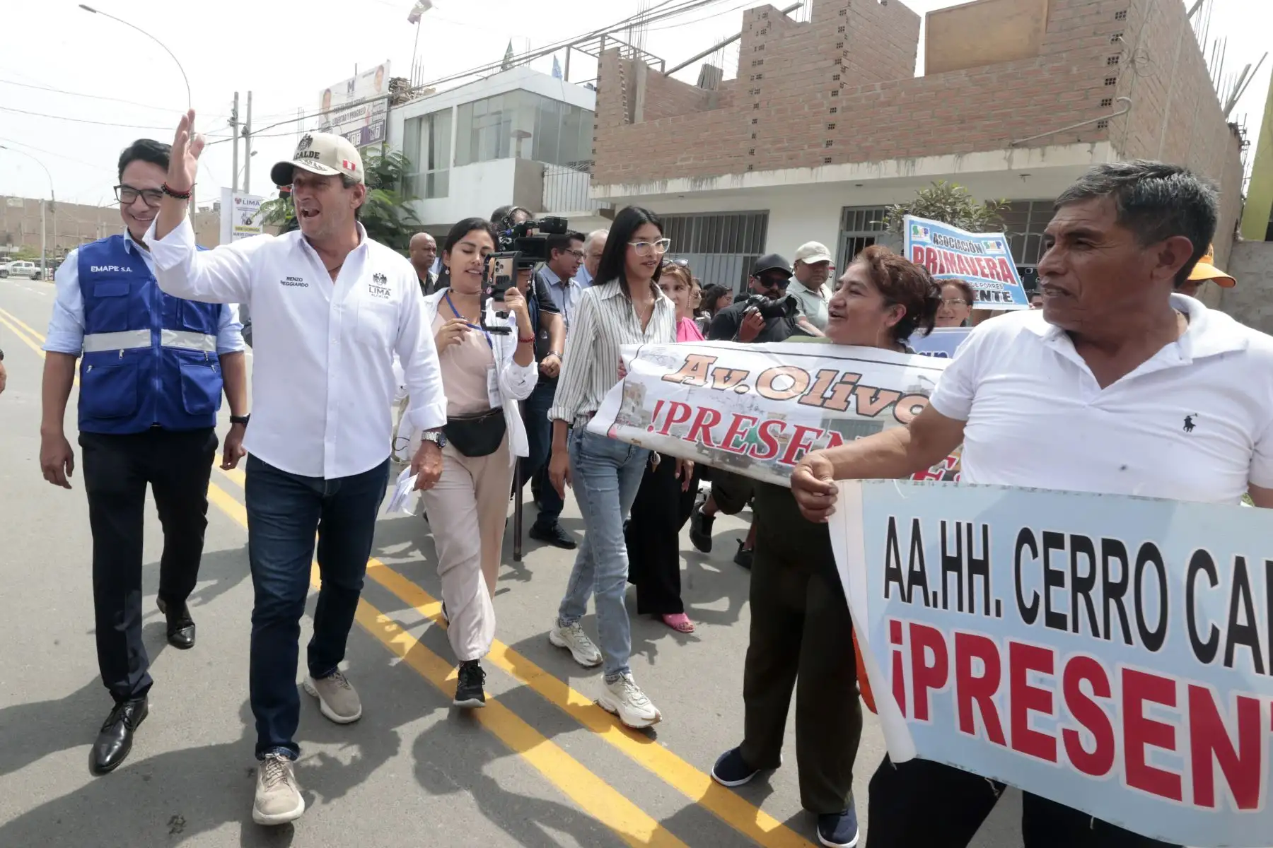 El alcalde Renzo Reggiardo recorrió el corredor vial seguro junto a vecinos y autoridades, como parte de las acciones para recuperar el espacio público. Fotos: ANDINA/Vidal Tarqui.