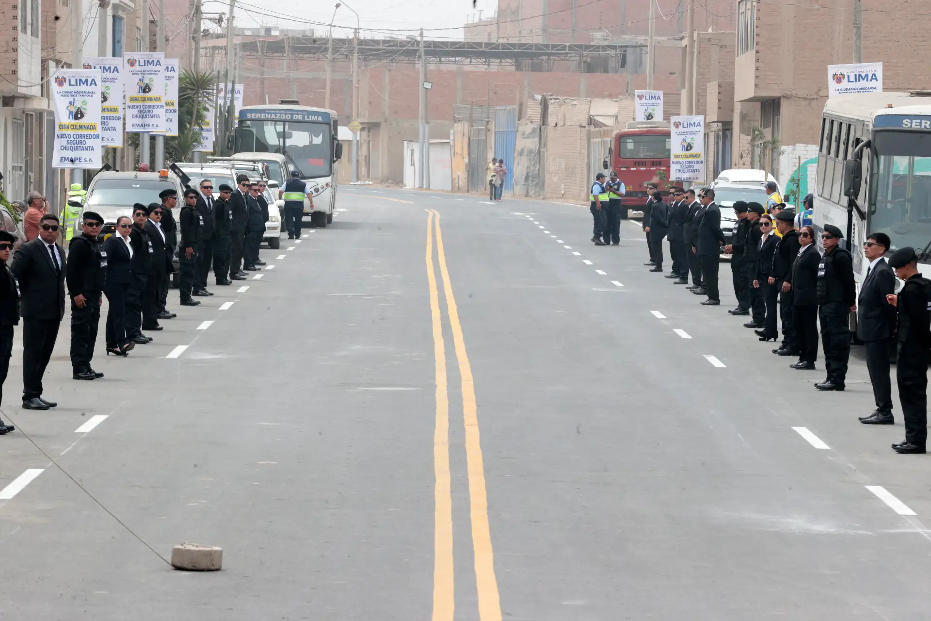 El alcalde de Lima, Renzo Reggiardo, entregó el Corredor Vial Seguro en Chuquitanta, en San Martín de Porres, obra ejecutada por Emape que cuenta con iluminación y 41 cámaras de videovigilancia operativas las 24 horas para reforzar la seguridad en el transporte. Asimismo, anunció la instalación de 500 cámaras en buses y la implementación de un Centro de Control y Monitoreo en Lima Norte. Fotos: ANDINA/Vidal Tarqui.