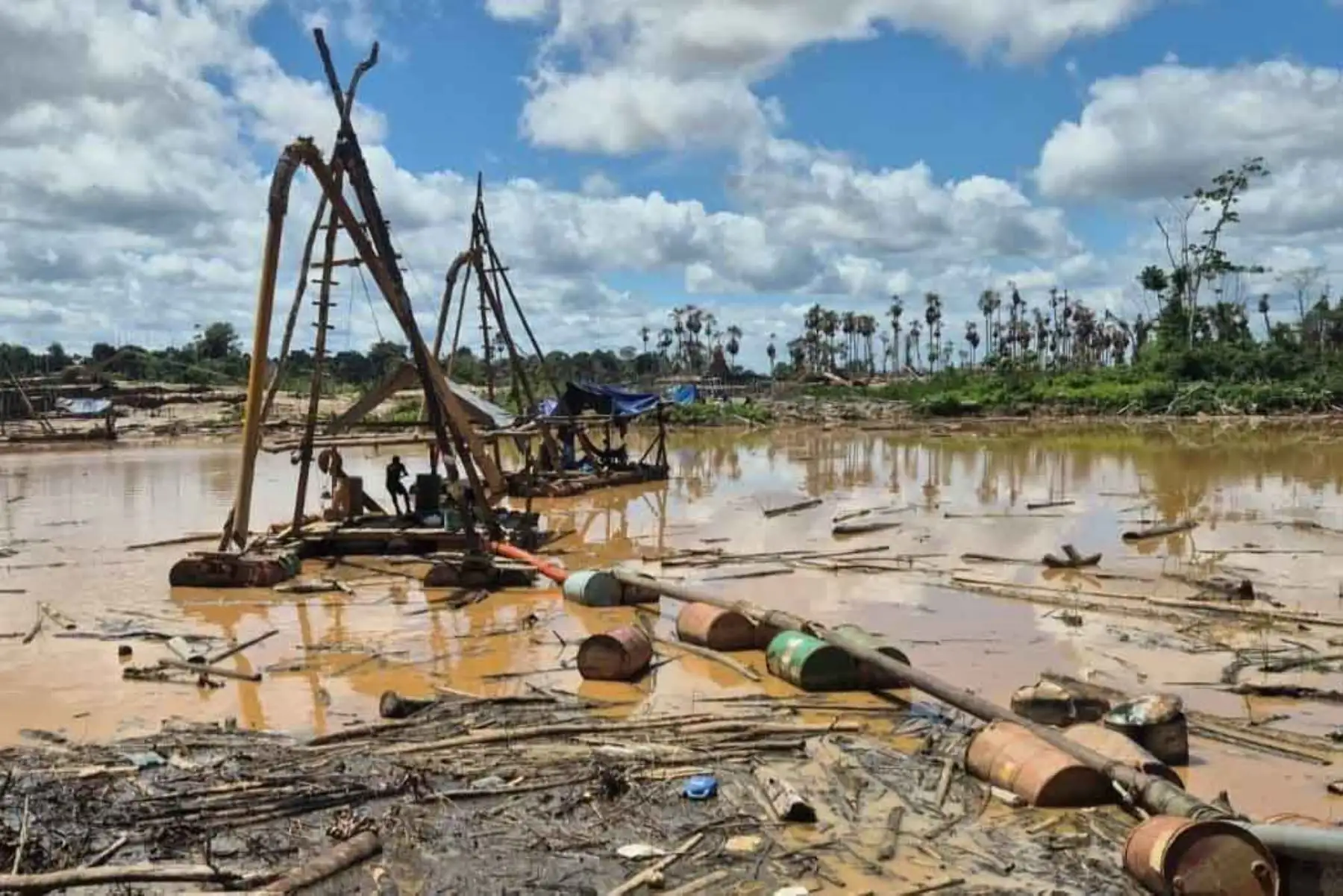 Marina de Guerra desarticula logística clave de la minería ilegal en Madre de Dios