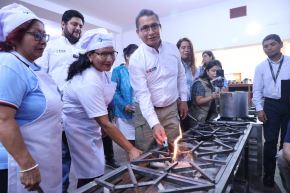 El ministro Ayasta inauguró la conexión de gas natural en el CEBE Luis Braille de Comas. Foto: MINEM/Difusión.