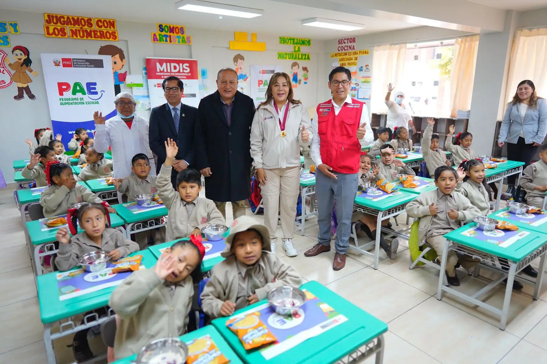 La ministra compartió con estudiantes beneficiarios del programa PAE durante su visita a la institución educativa en Huamanga. Fotos: ANDINA/Difusión.
