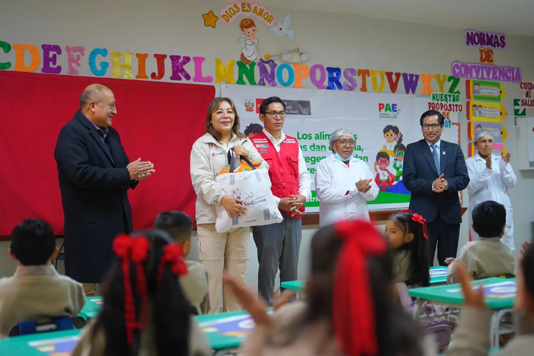 Autoridades del sector Inclusión Social visitaron aulas durante la supervisión del programa alimentario en instituciones educativas de Ayacucho. Fotos: ANDINA/Difusión.