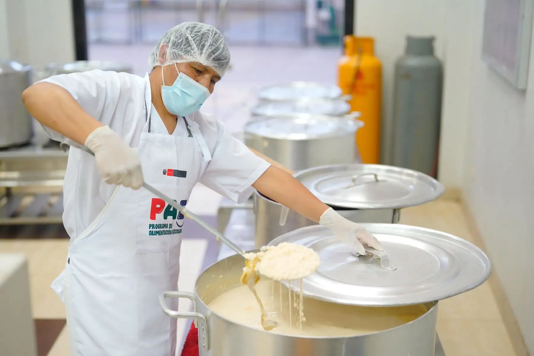 Trabajadores del servicio alimentario prepararon raciones bajo estrictas medidas de higiene durante el operativo liderado por el Midis. Fotos: ANDINA/Difusión.