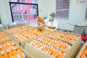 La ministra Lily Vásquez visitó la institución educativa Mariscal Cáceres, en la provincia ayacuchana de Huamanga. Foto: Midis