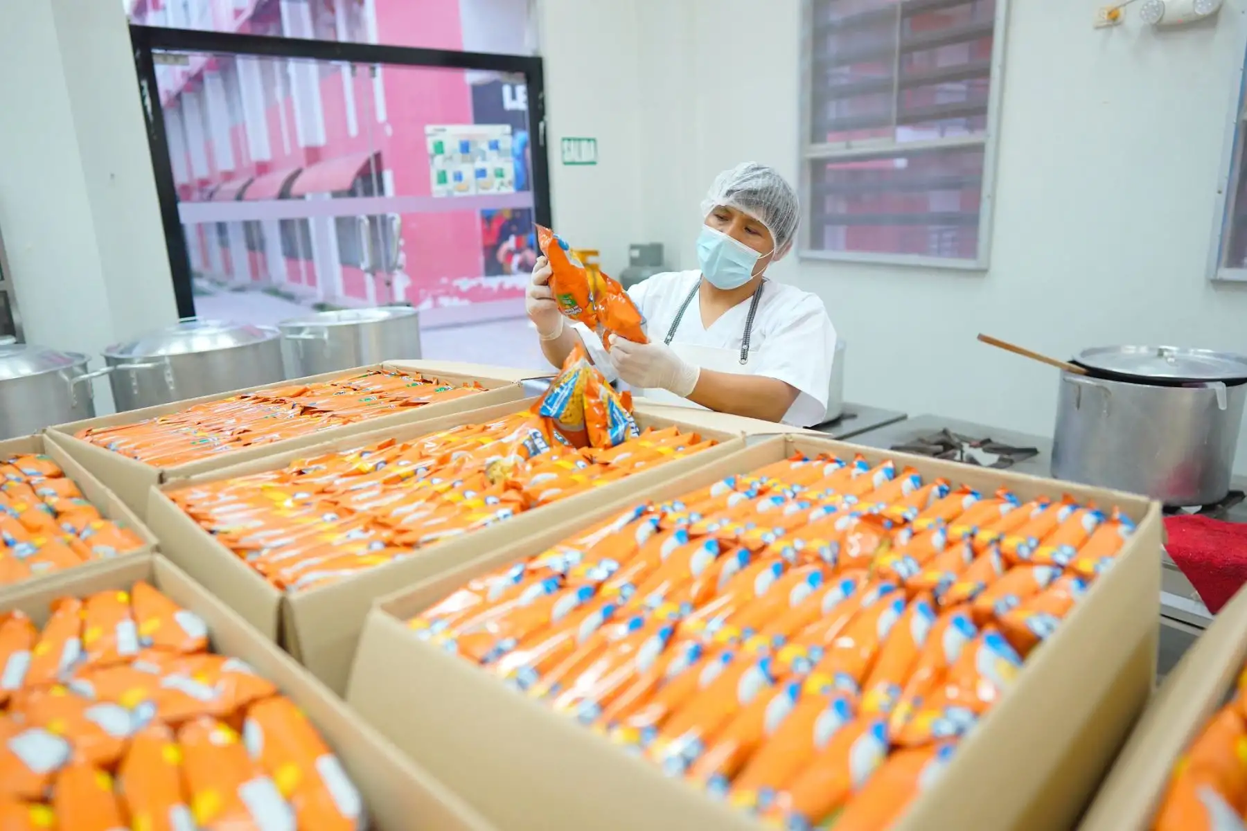 Personal del programa supervisó la preparación de alimentos en el marco del operativo nacional para garantizar la calidad del servicio alimentario escolar. Fotos: ANDINA/Difusión.