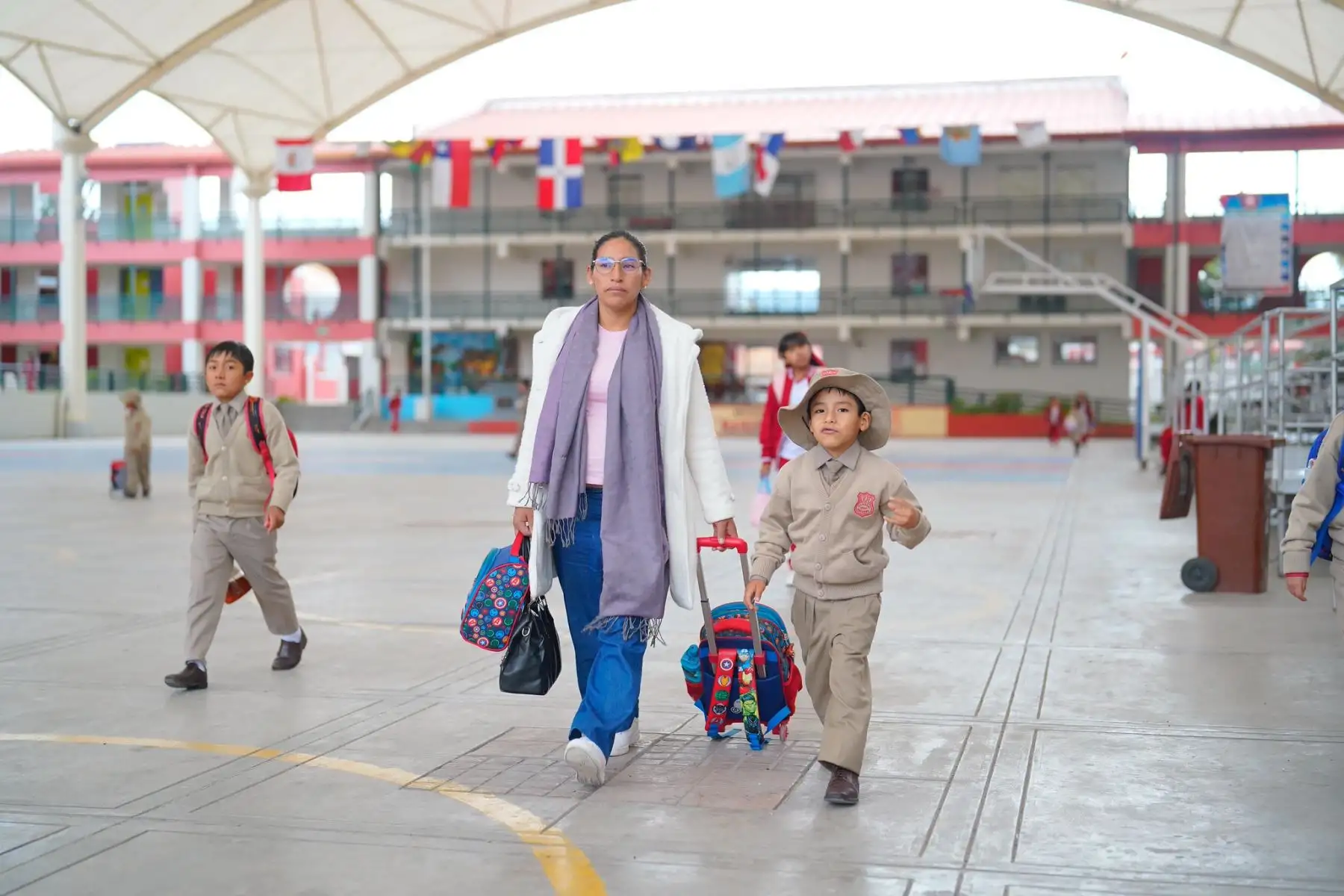 La ministra recorrió espacios de la institución educativa donde se ejecuta el programa de alimentación escolar en Ayacucho. Fotos: ANDINA/Difusión.