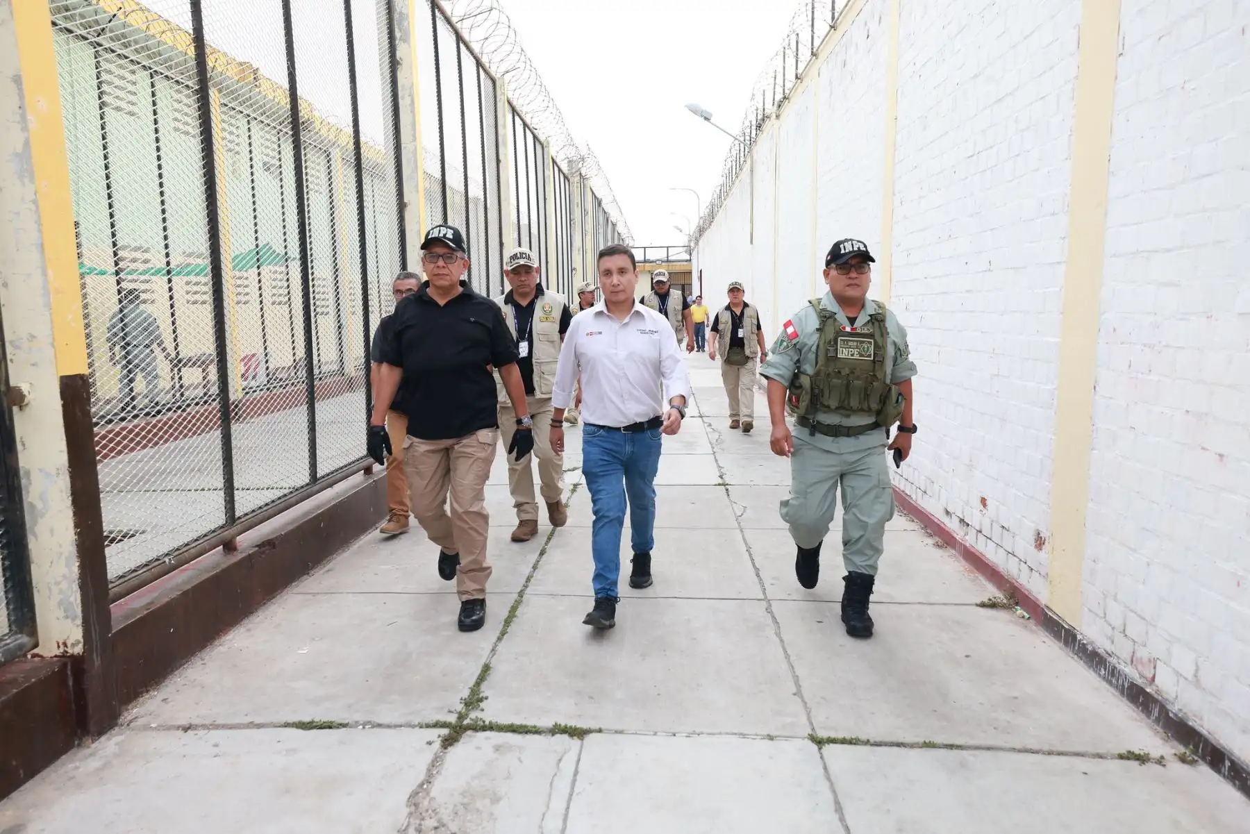 Funcionarios recorrieron las instalaciones penitenciarias para verificar condiciones de seguridad y evaluar la aplicación de medidas del plan. Fotos: ANDINA/Difusión.