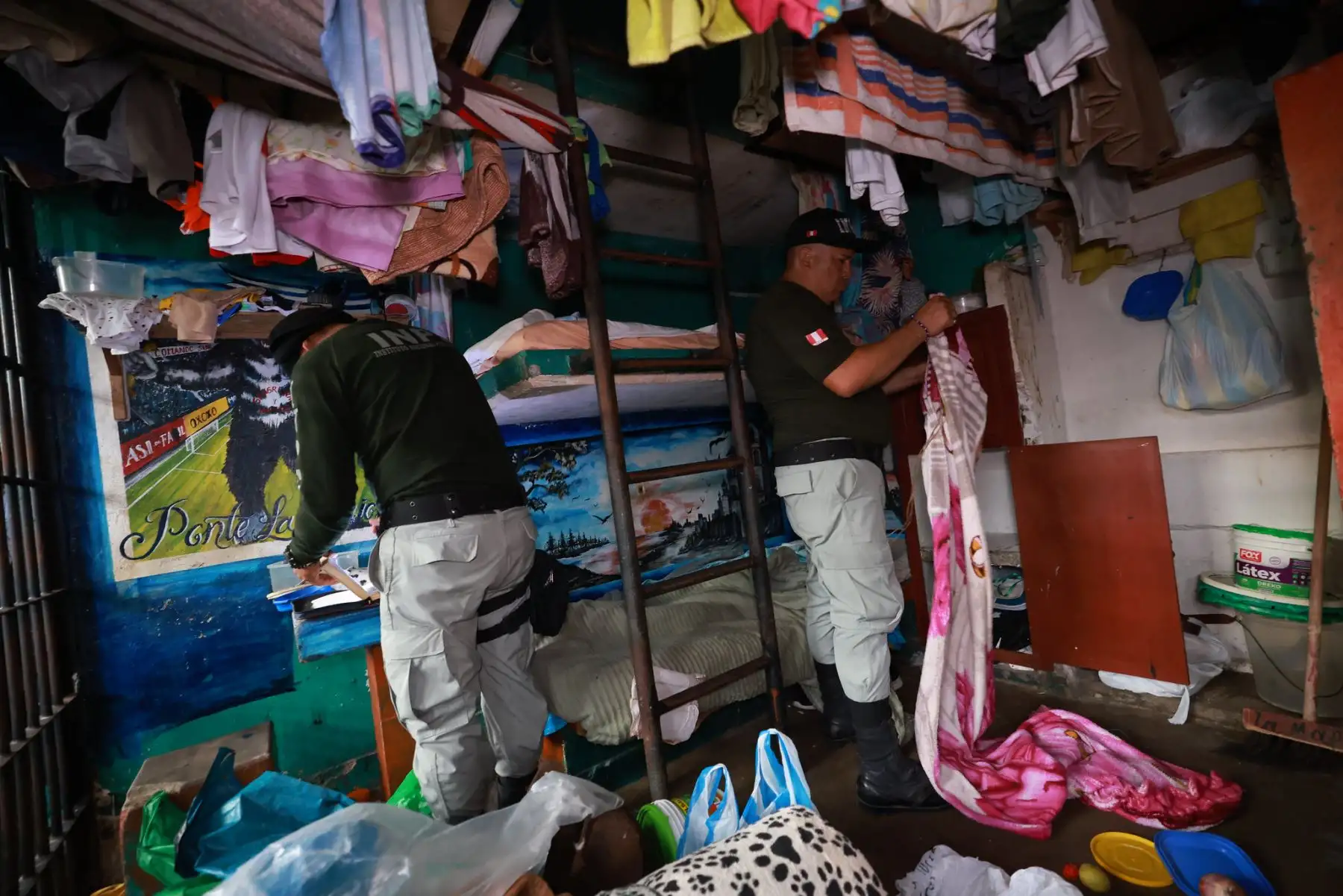 Durante la intervención se incautaron objetos prohibidos y se reforzaron acciones de control para mejorar la seguridad en los establecimientos penitenciarios. Fotos: ANDINA/Difusión.