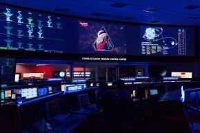 Tras completar su trayectoria lunar, la nave Orión se dirige a la Tierra con una serie de maniobras críticas que garantizan un descenso seguro en el océano Pacífico, frente a la costa de San Diego.