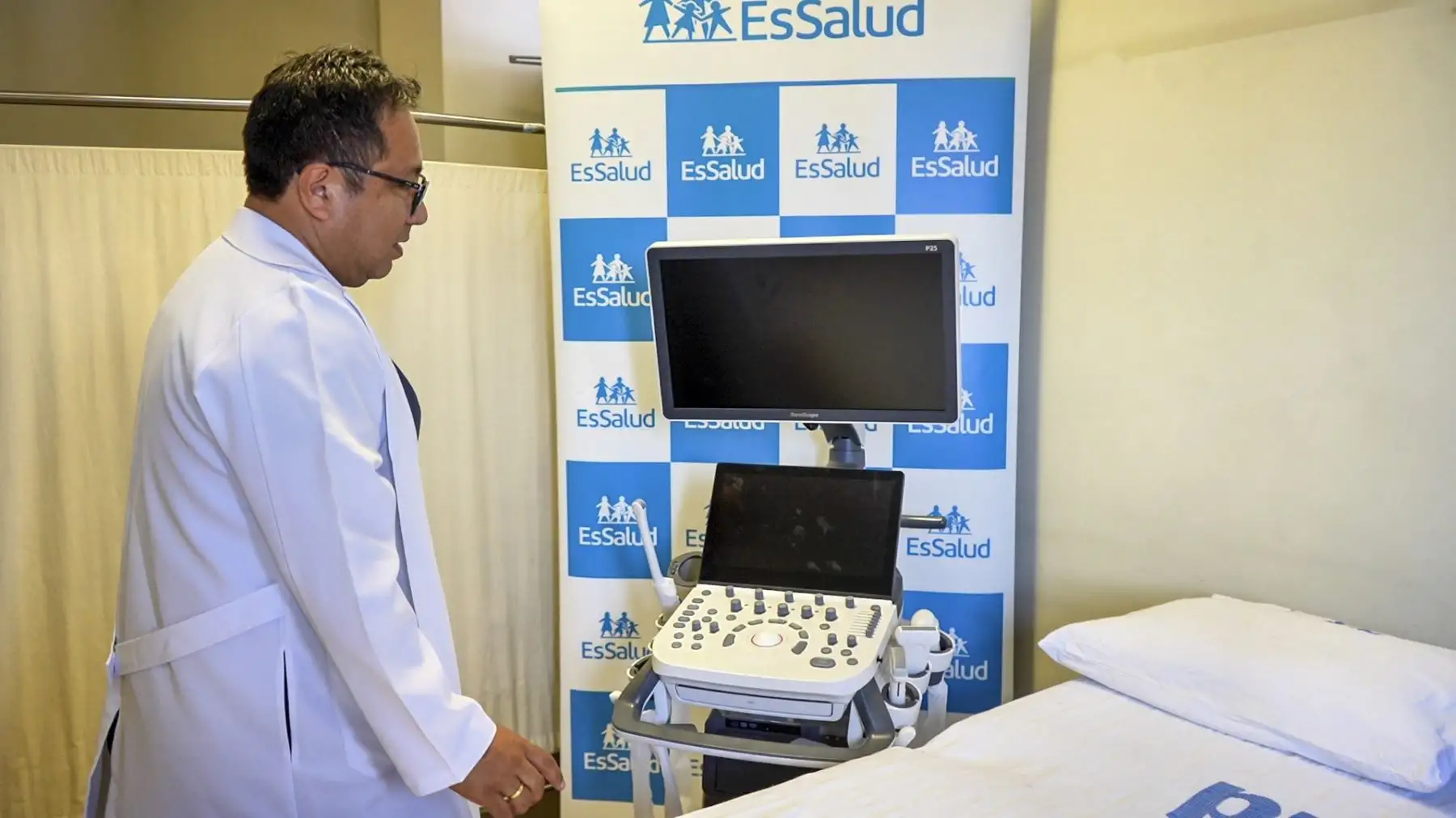 Equipos médicos como tomógrafos, ecocardiógrafos y máquinas de anestesia forman parte del plan de modernización impulsado por EsSalud para fortalecer los servicios de salud en el país. Fotos: ANDINA/Difusión.