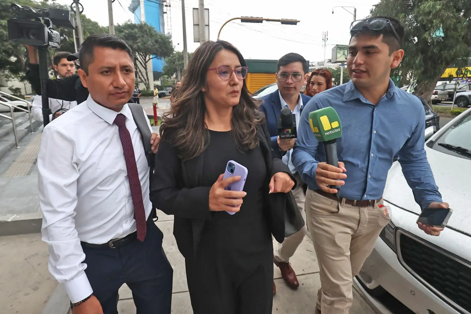 La fiscal provincial de Lima Centro, Roxana Espinoza Paucar, se retira del inmueble ubicado en la cuadra 35 de la avenida Salaverry, presuntamente vinculado al entorno del expresidente José Jerí.

Foto: ANDINA/Juan Carlos Guzmán Negrini