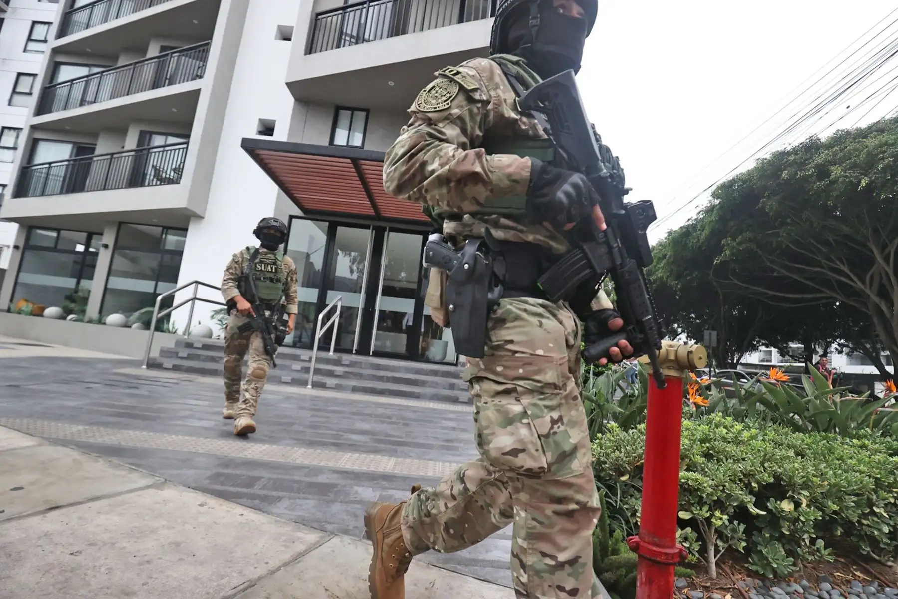 Exteriores del inmueble ubicado en la cuadra 35 de la avenida Salaverry, presuntamente vinculado al entorno del expresidente José Jerí, en el marco de una investigación fiscal.

Foto: ANDINA/Juan Carlos Guzmán Negrini