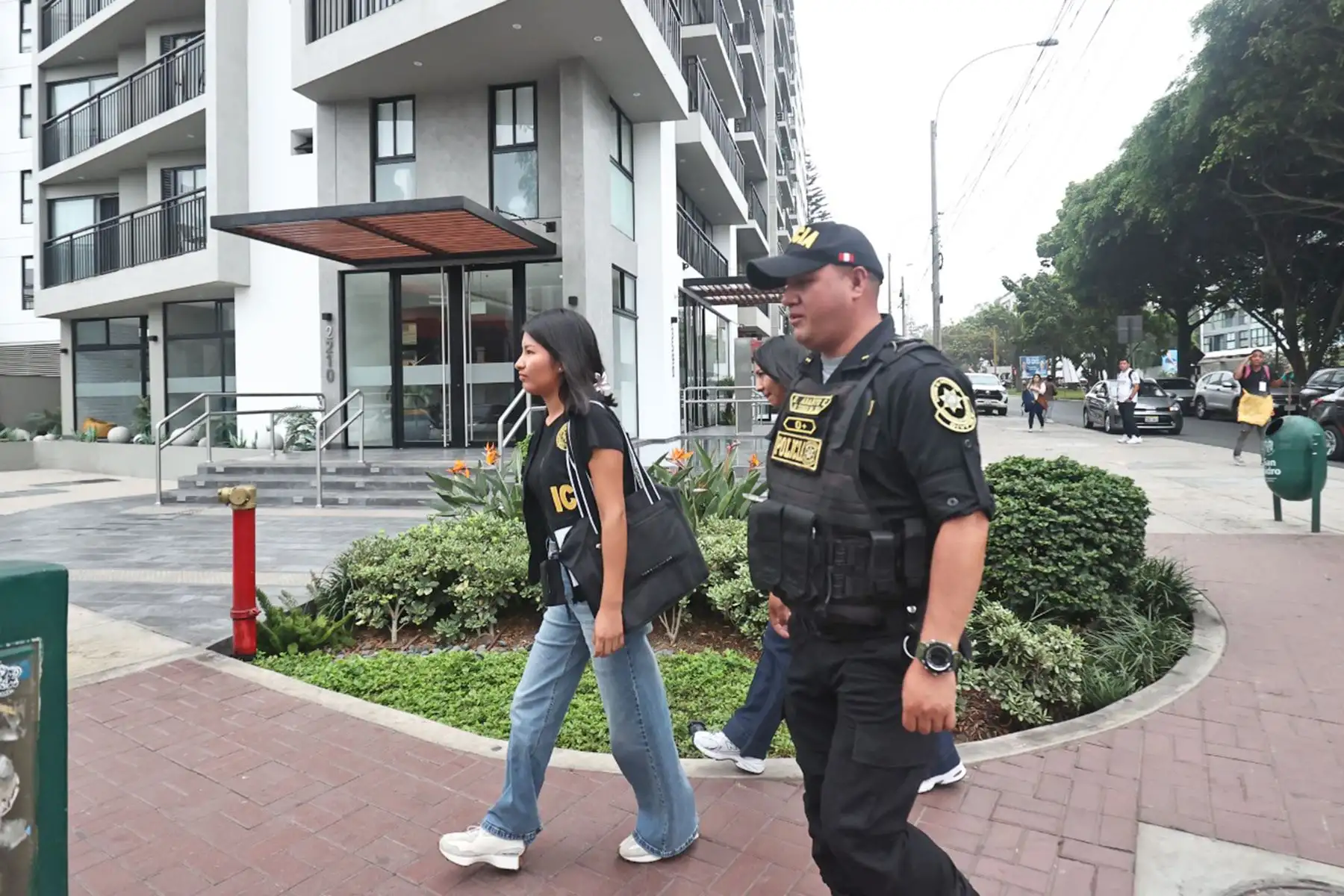 Exteriores del inmueble ubicado en la cuadra 35 de la avenida Salaverry, presuntamente vinculado al entorno del expresidente José Jerí, en el marco de una investigación fiscal.

Foto: ANDINA/Juan Carlos Guzmán Negrini