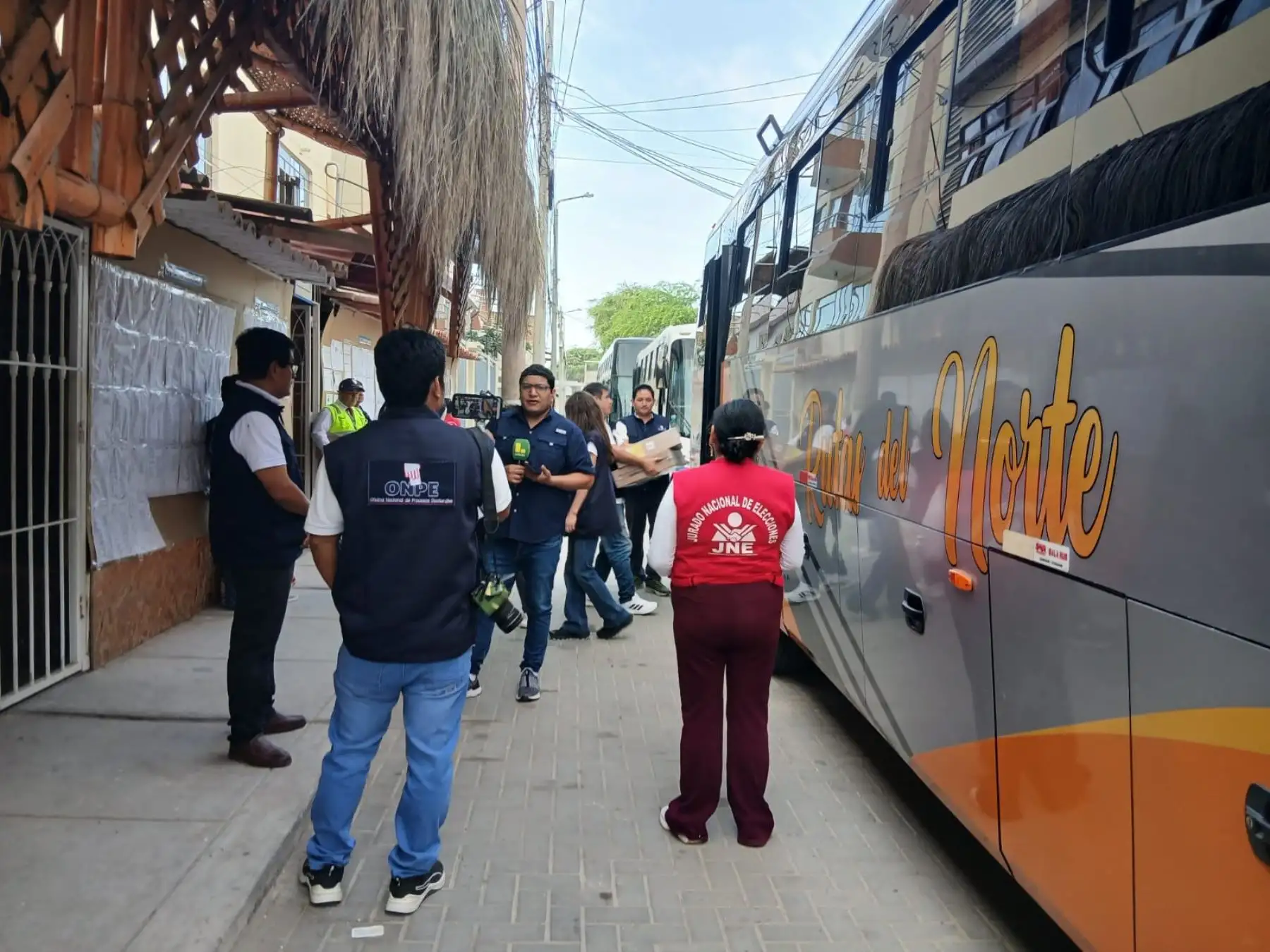 Elecciones Generales: personal del JNE supervisa traslado del material electoral en Piura