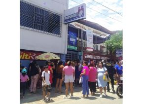 Decenas de ciudadanos forman largas colas desde esta madrugada para que les entreguen su DNI en el local del Reniec del distrito El Porvenir, en la provincia de Trujillo, para poder votar este domingo 12 de abril. ANDINA/Difusión