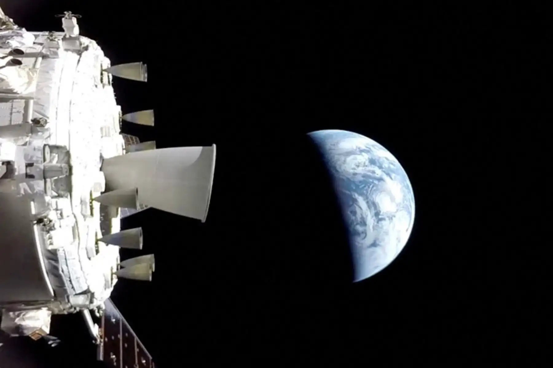 Esta captura de pantalla de una transmisión en vivo de la NASA muestra la nave espacial Orion en su regreso a la Tierra . Foto: AFP