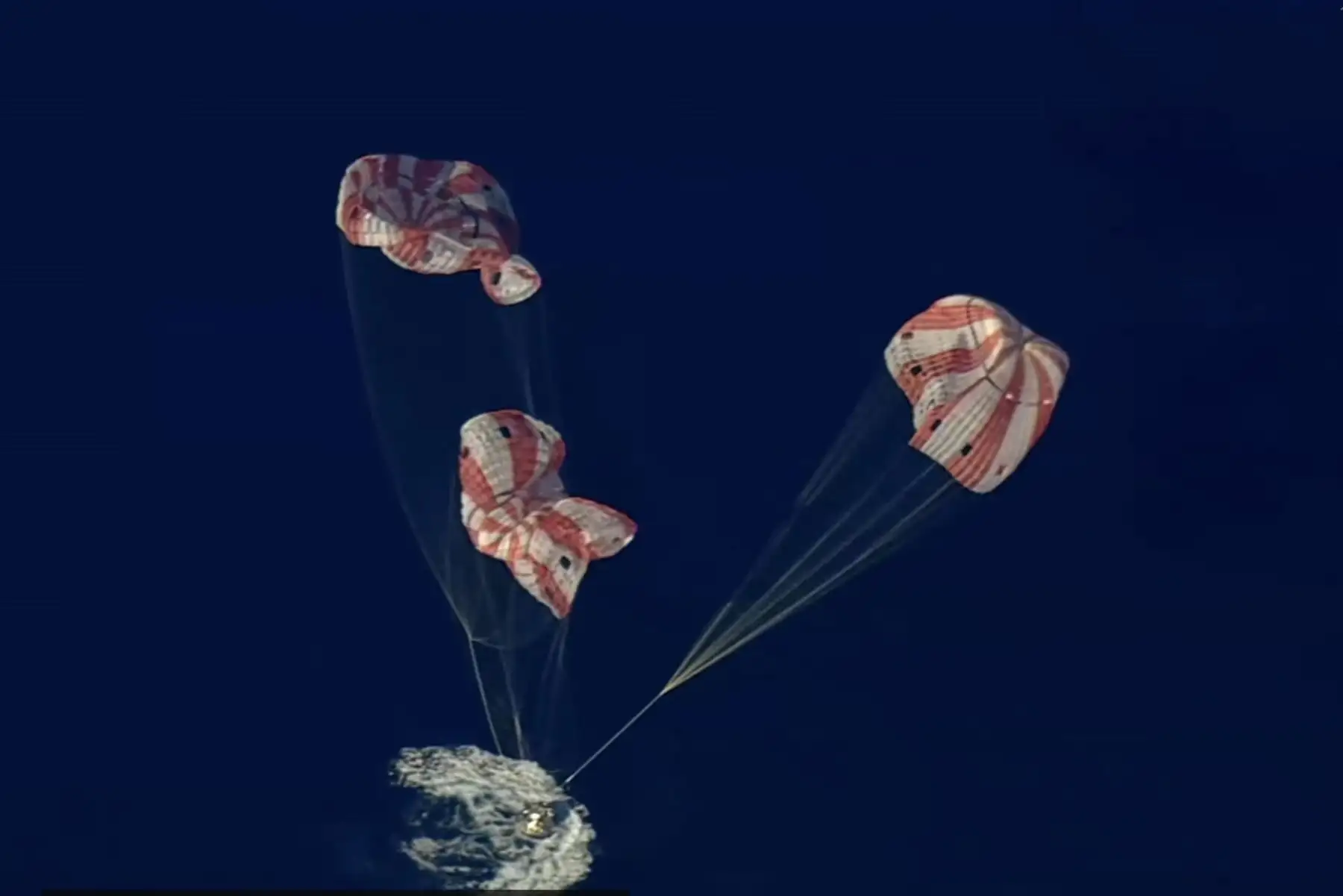 Amerizaje de la nave espacial Orion de la NASA con los tripulantes de Artemis II: el comandante Reid Wiseman, el piloto Victor Glover, la especialista de misión Christina Koch y el especialista de misión de la CSA (Agencia Espacial Canadiense) Jeremy Hansen, al aterrizar en el Océano Pacífico frente a la costa de California.
