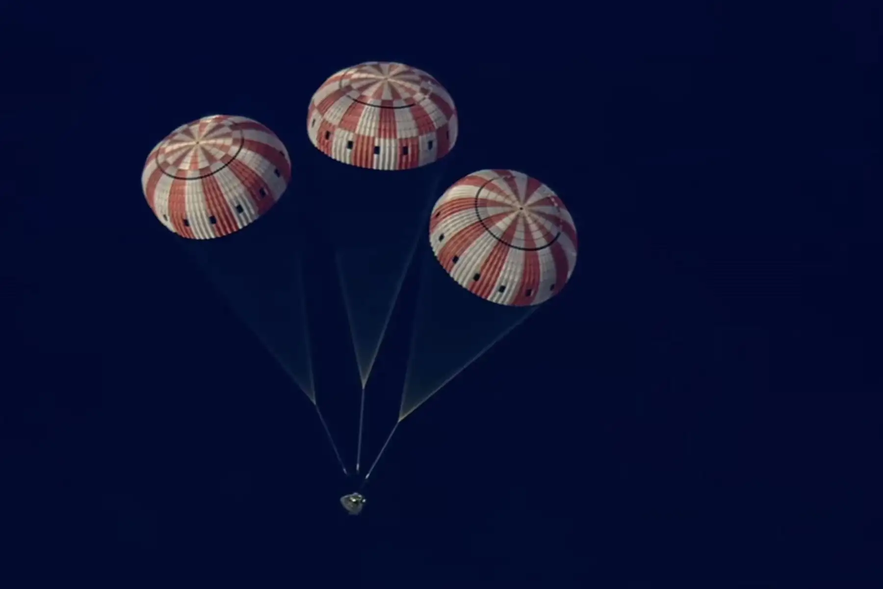 Amerizaje de la nave espacial Orion de la NASA con los tripulantes de Artemis II: el comandante Reid Wiseman, el piloto Victor Glover, la especialista de misión Christina Koch y el especialista de misión de la CSA (Agencia Espacial Canadiense) Jeremy Hansen, al aterrizar en el Océano Pacífico frente a la costa de California.