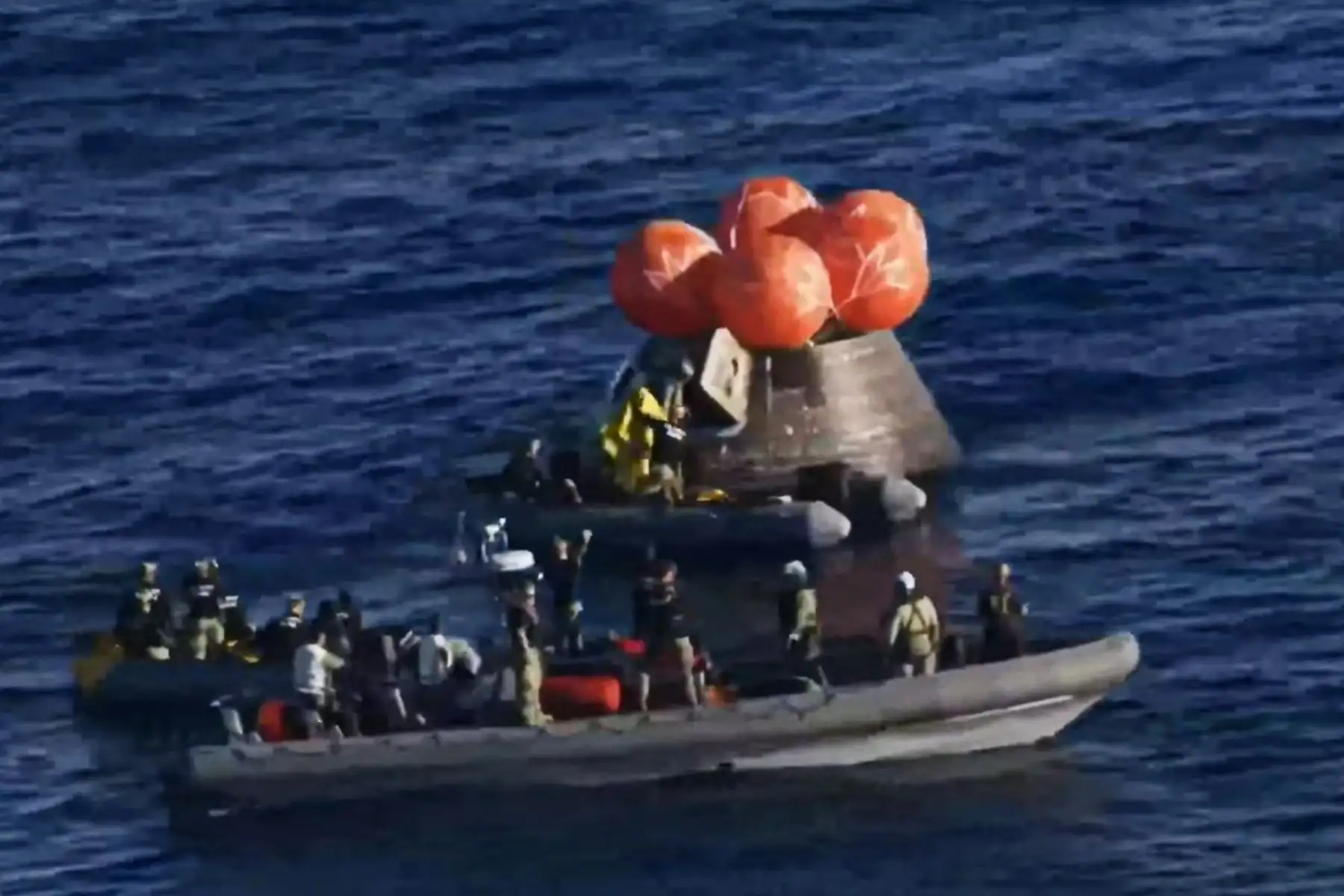 Tripulantes de Artemis II: el comandante Reid Wiseman, el piloto Victor Glover, la especialista de misión Christina Koch y el especialista de misión de la CSA (Agencia Espacial Canadiense) Jeremy Hansen, salen de la cápsula del Orión en el Océano Pacífico frente a la costa de California.