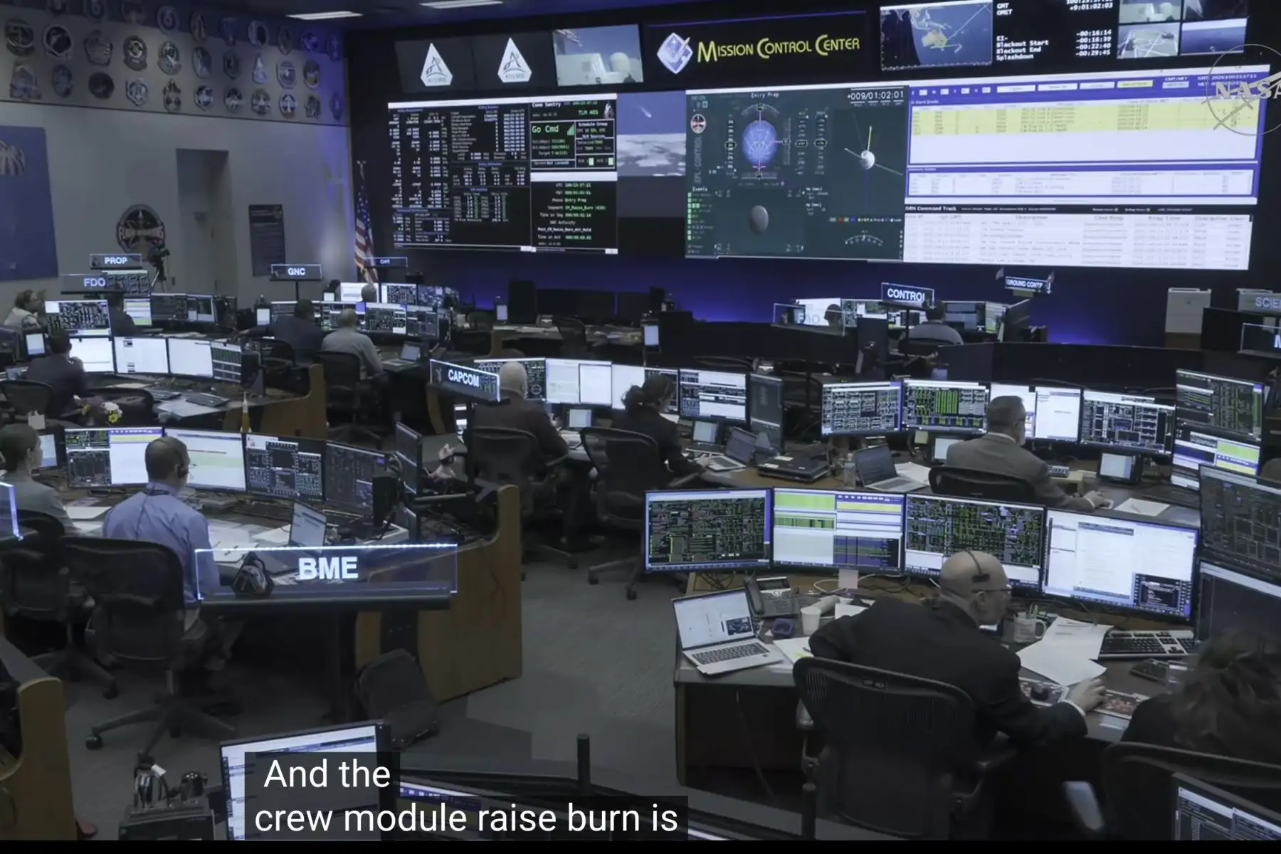 Los controladores de vuelo de Artemis II supervisan el amerizaje de la nave espacial Orion desde la Sala de Control de Vuelo Blanca en el Centro Espacial Johnson en Houston, Texas.