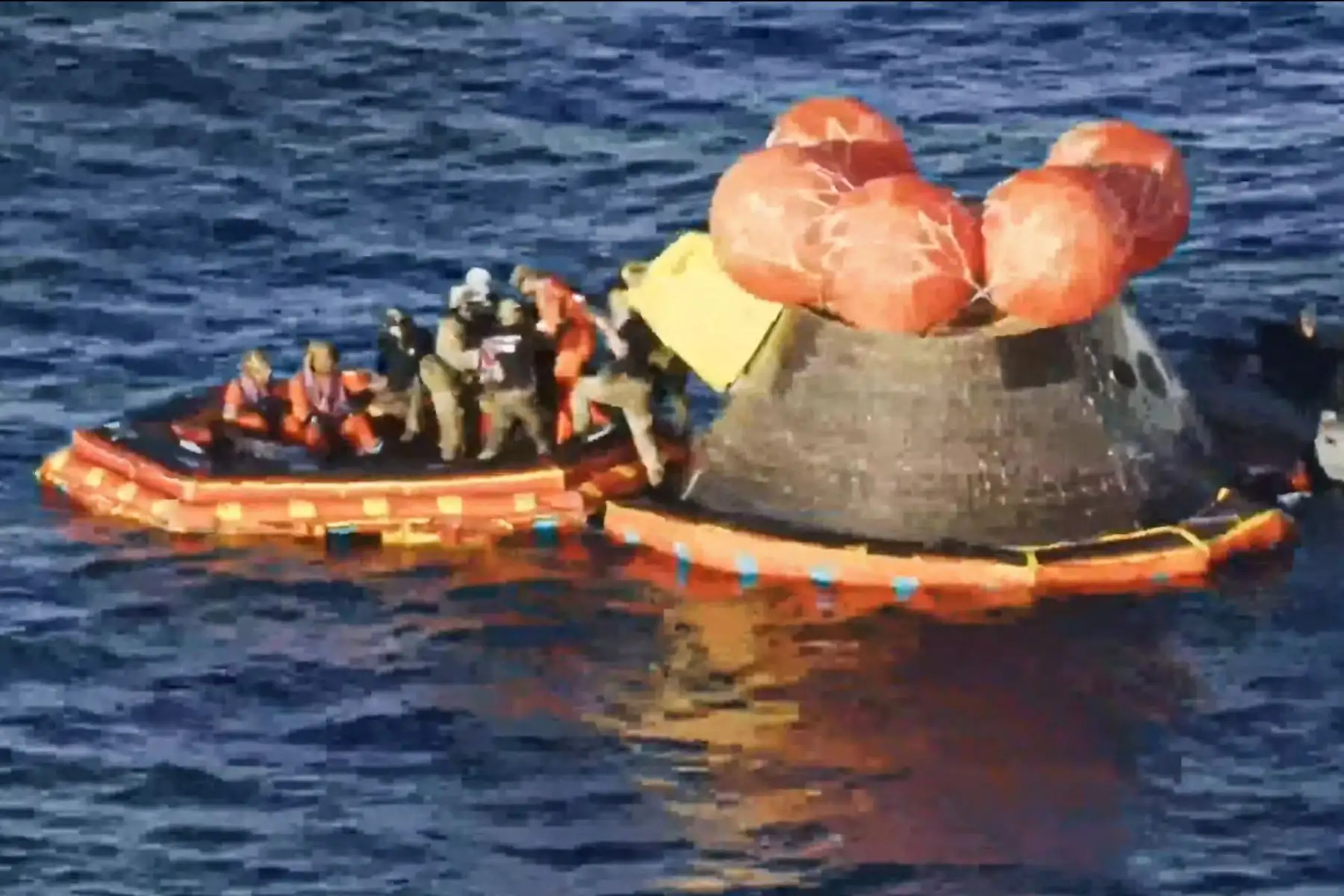 Tripulantes de Artemis II: el comandante Reid Wiseman, el piloto Victor Glover, la especialista de misión Christina Koch y el especialista de misión de la CSA (Agencia Espacial Canadiense) Jeremy Hansen, salen de la cápsula del Orión en el Océano Pacífico frente a la costa de California. Foto: Captura TV