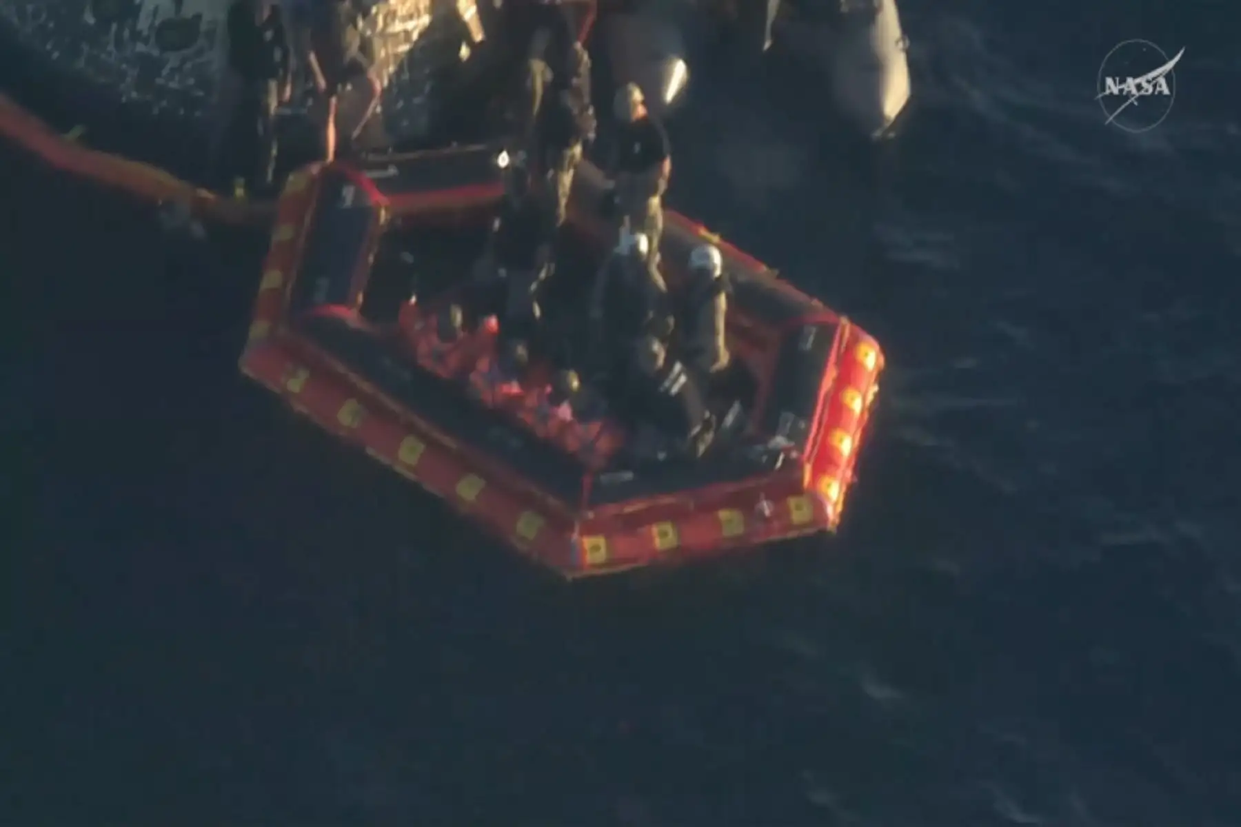 NASA: La tripulación de Artemis II ha sido extraída sana y salva de la nave Orion