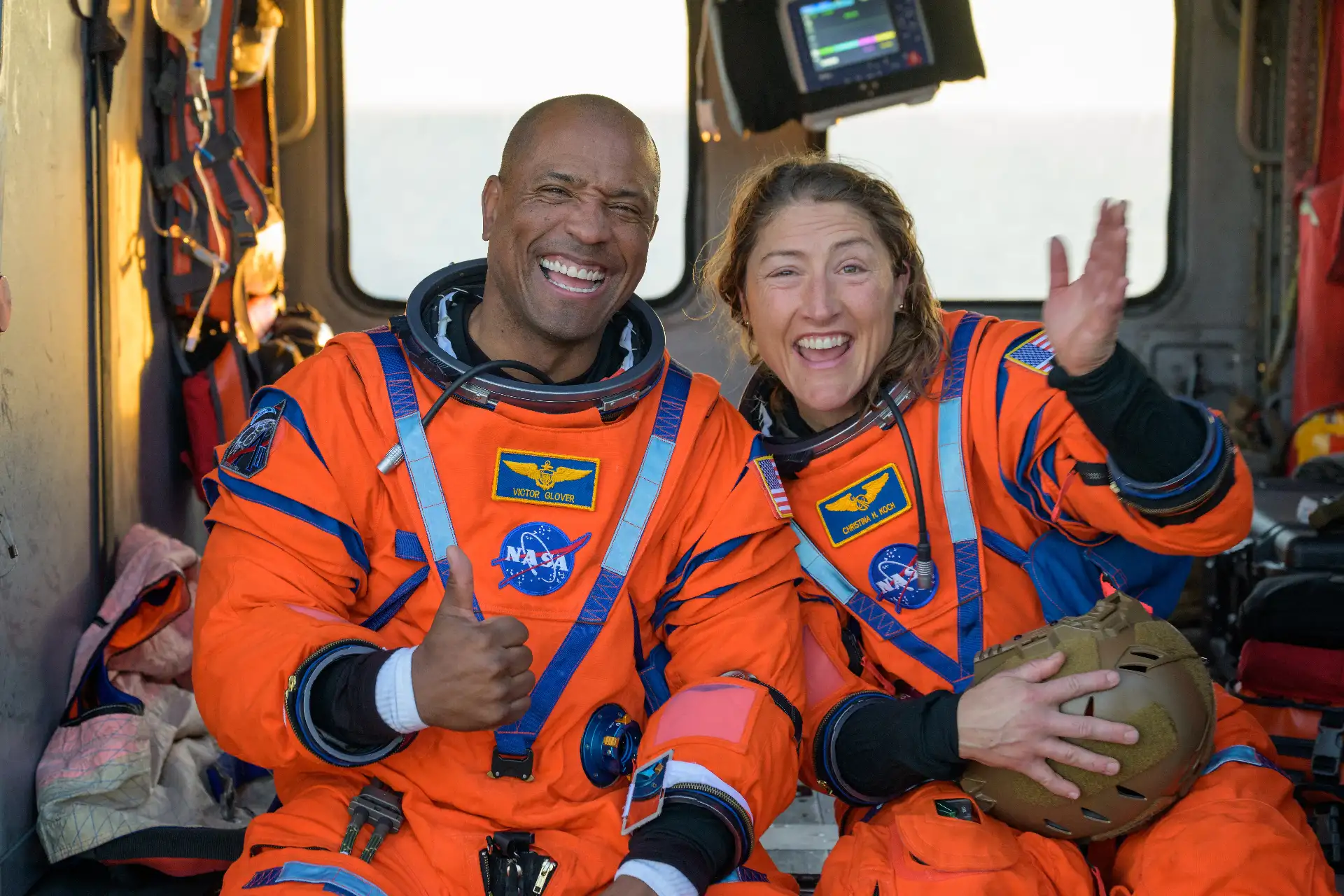 El astronauta de la NASA Victor Glover, piloto de Artemis II , y la astronauta de la NASA Christina Koch, especialista de la misión Artemis II, aparecen sentados en un helicóptero MH-60 Seahawk de la Armada, perteneciente al Escuadrón de Combate Marítimo de Helicópteros (HSC) 23, en la cubierta de vuelo del USS John P. Murtha. 
Crédito de la imagen: NASA/Bill Ingalls