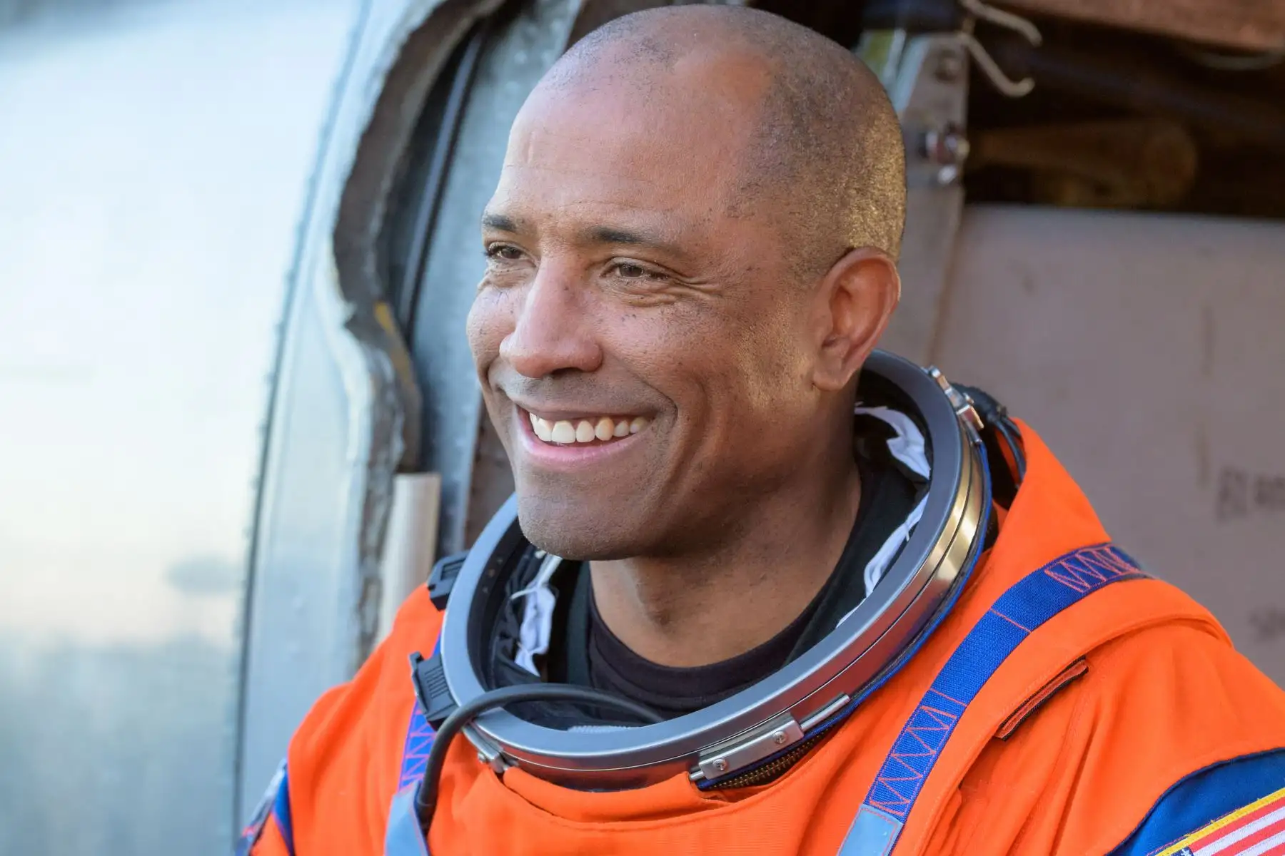 El astronauta de la NASA Victor Glover, piloto de la misión Artemis II, aparece sentado en un helicóptero MH-60 Seahawk de la Armada, perteneciente al Escuadrón de Combate Marítimo (HSC) 23, en la cubierta de vuelo del USS John P. Murtha. Glover y sus compañeros de tripulación, los astronautas de la NASA Reid Wiseman y Christina Koch, y el astronauta de la CSA (Agencia Espacial Canadiense), Jeremy Hansen, especialista de la misión Artemis II, fueron rescatados de su nave espacial Orion tras el amerizaje.
C