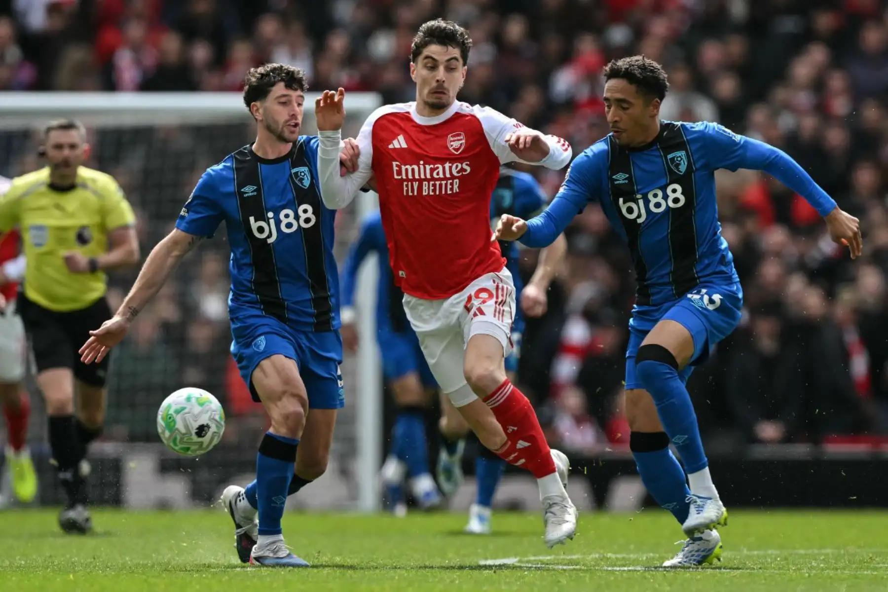 El centrocampista alemán del Arsenal, Kai Havertz, es desafiado por el defensa argentino del Bournemouth, Marcos Senesi, y el defensa inglés del Bournemouth, James Hill, durante el partido de la Premier League inglesa entre el Arsenal y el Bournemouth. 
Foto: ANDINA/AFP