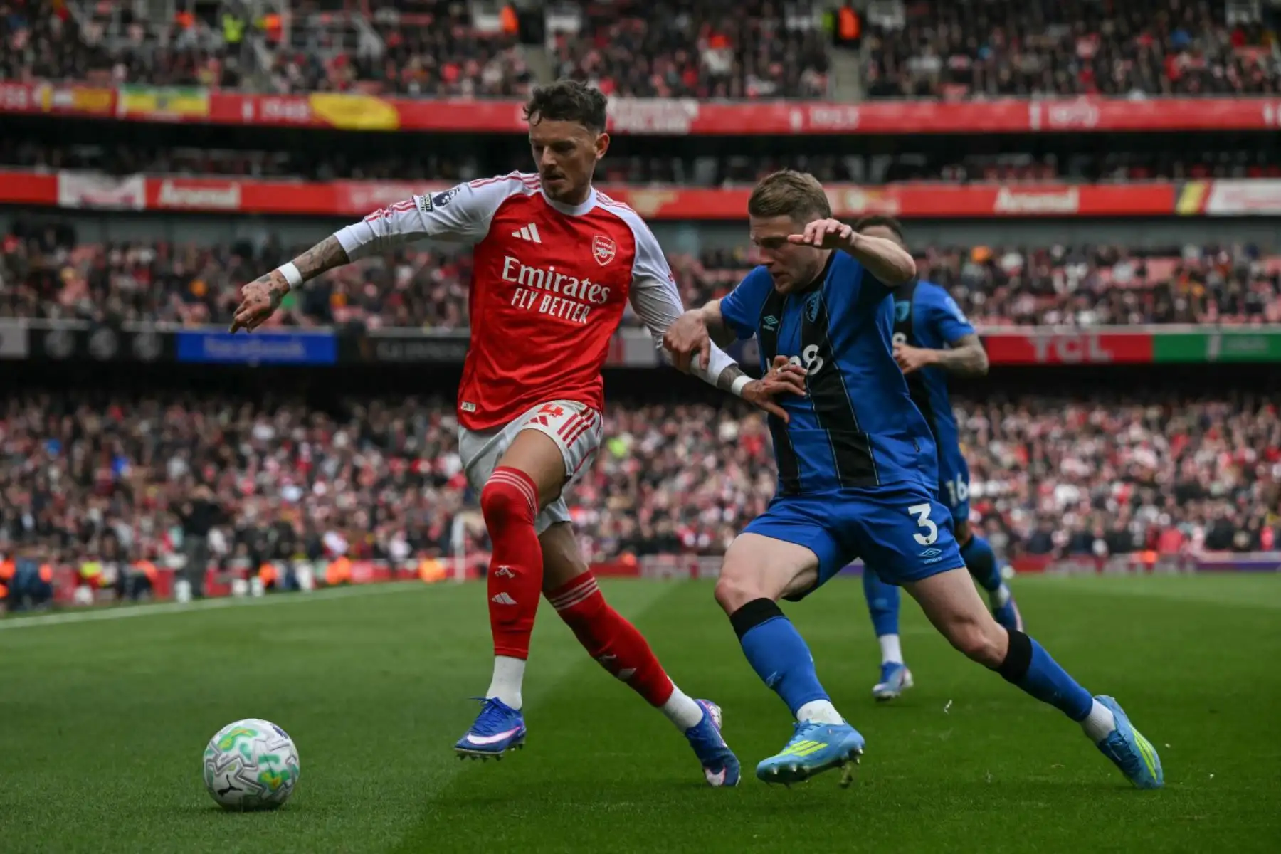El defensa francés del Bournemouth, Adrien Truffert, número 03, disputa un balón con el defensa inglés del Arsenal, Ben White (izquierda), número 04, durante el partido de la Premier League inglesa entre el Arsenal y el Bournemouth. Foto: ANDINA/AFP