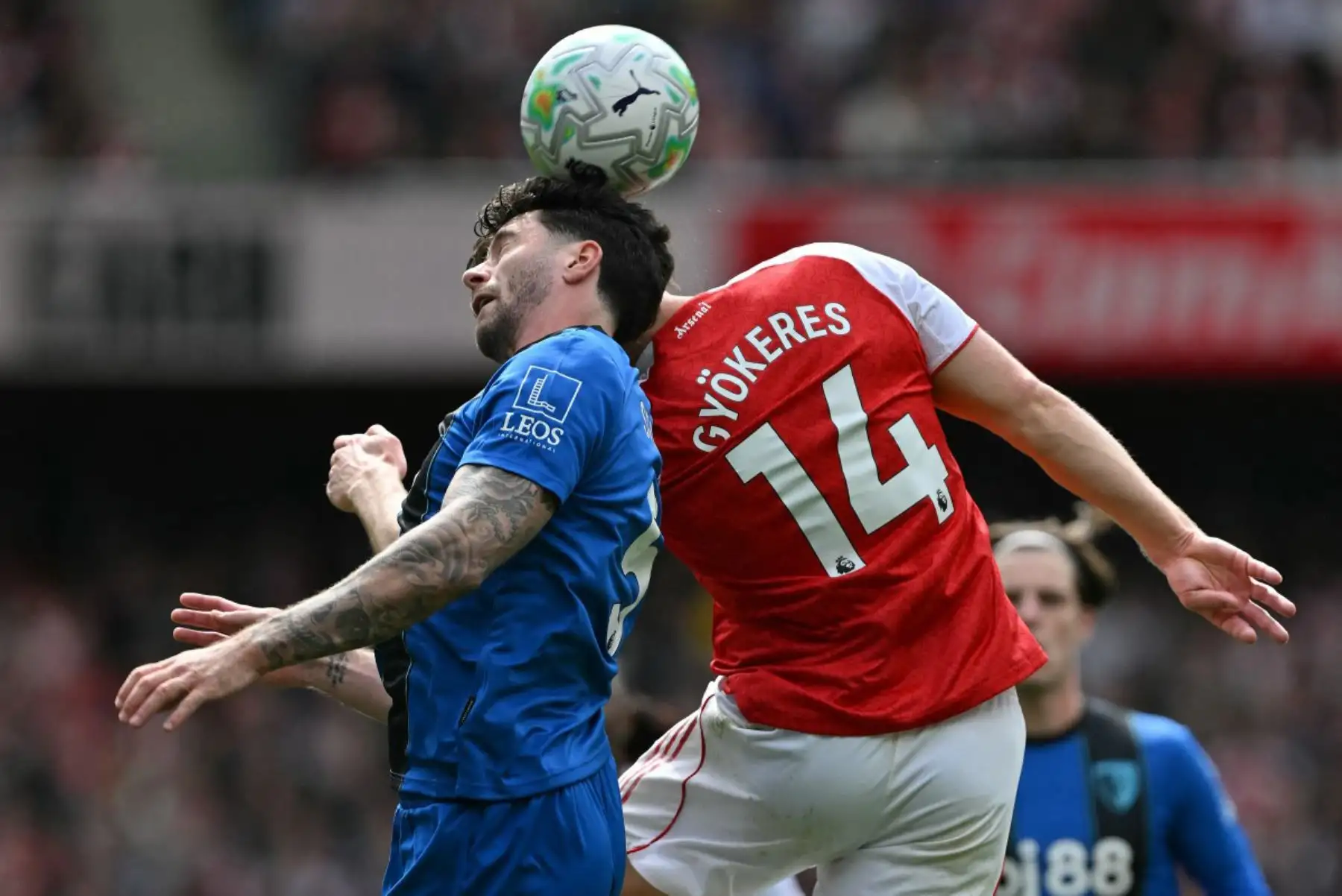 El defensa argentino del Bournemouth, Marcos Senesi, choca con el delantero sueco del Arsenal, Viktor Gyokeres, durante el partido de la Premier League inglesa entre el Arsenal y el Bournemouth. 
Foto: ANDINA/AFP