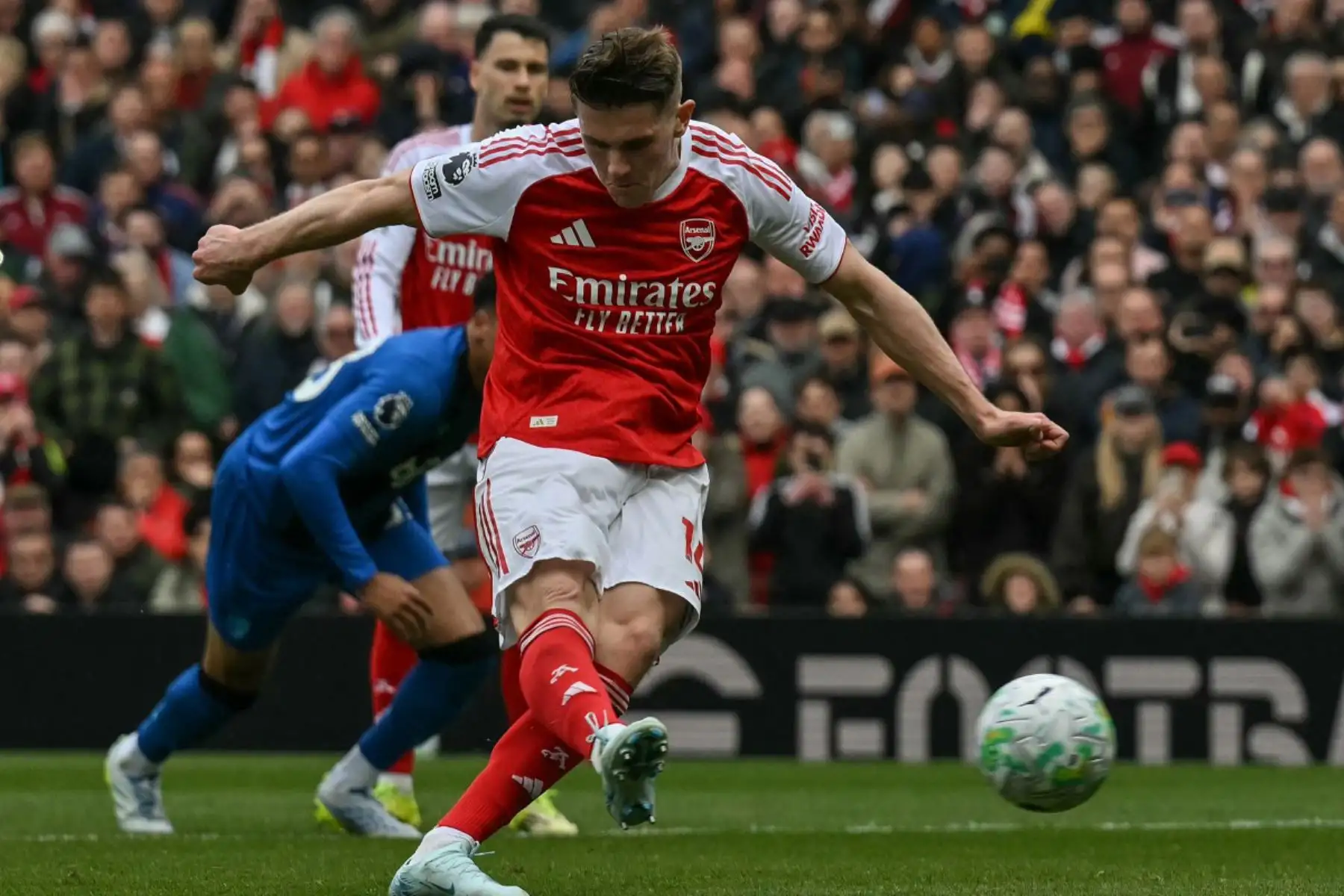 El delantero sueco del Arsenal, Viktor Gyokeres, convierte un penalti para marcar el primer gol del equipo durante el partido de la Premier League inglesa entre el Arsenal y el Bournemouth.  
Foto: ANDINA/AFP