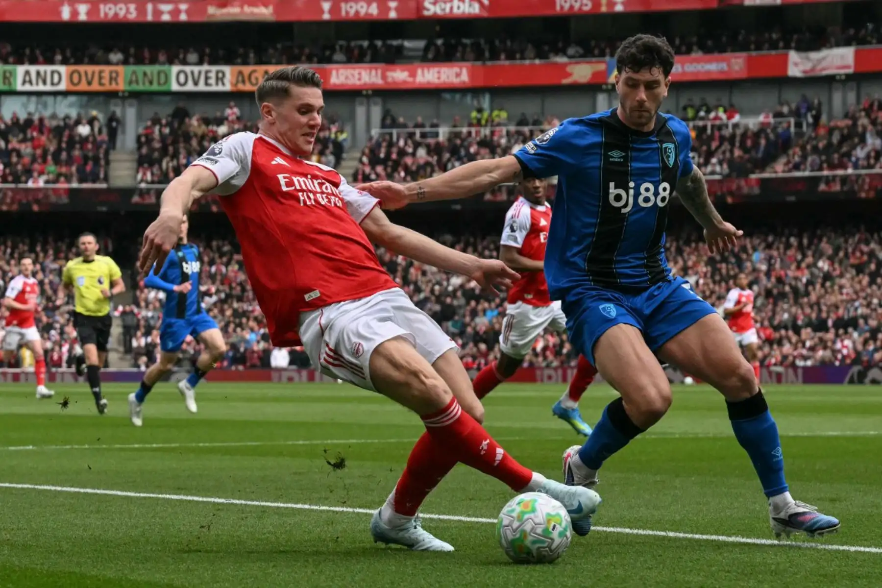 El defensa argentino del Bournemouth, Marcos Senesi, disputa el balón con el delantero sueco del Arsenal, Viktor Gyokeres, al comienzo del partido de la Premier League inglesa entre el Arsenal y el Bournemouth. Foto: ANDINA/AFP