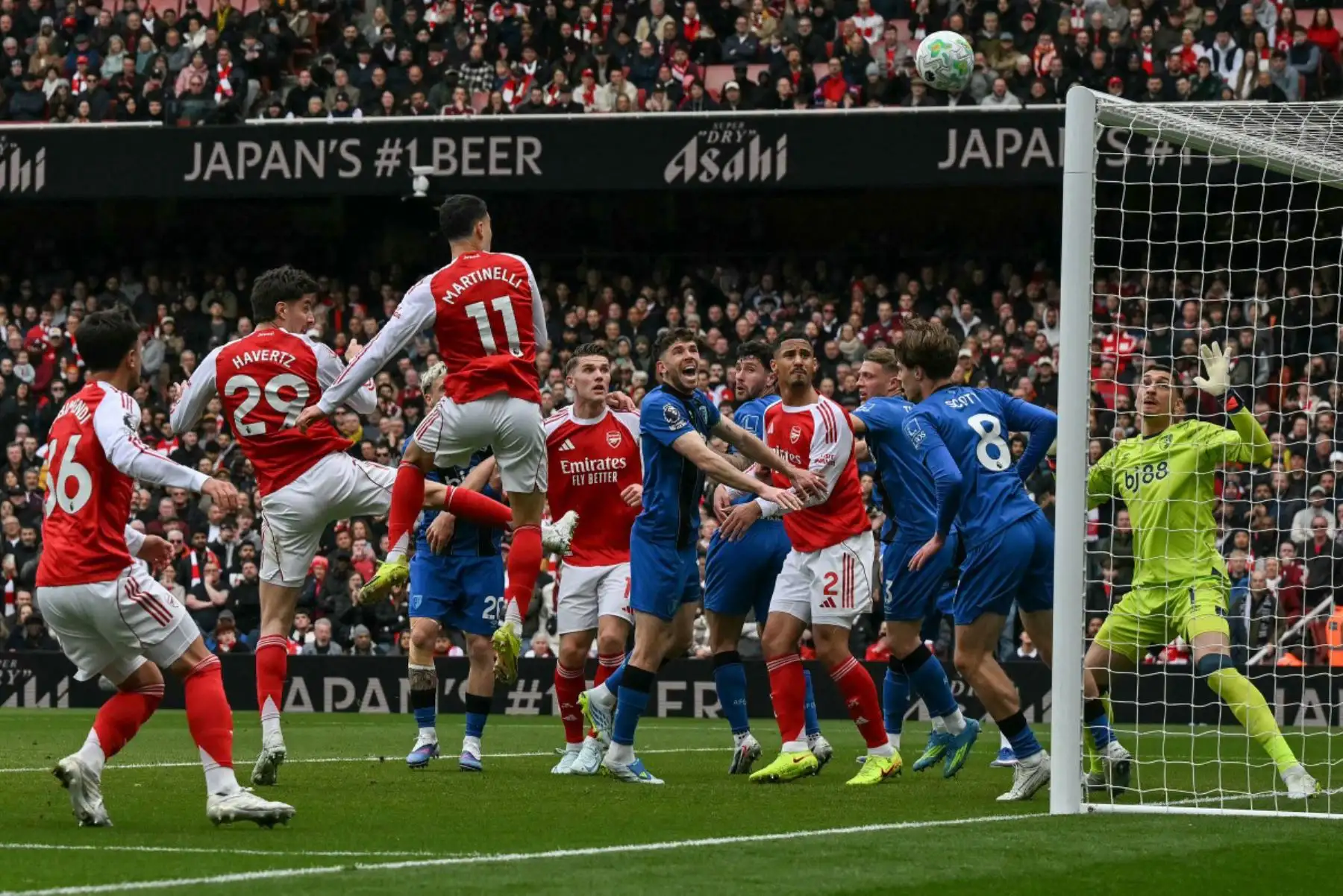 El centrocampista alemán del Arsenal, Kai Havertz, realiza un disparo que se va desviado durante el partido de la Premier League inglesa entre el Arsenal y el Bournemouth. Foto: ANDINA/AFP