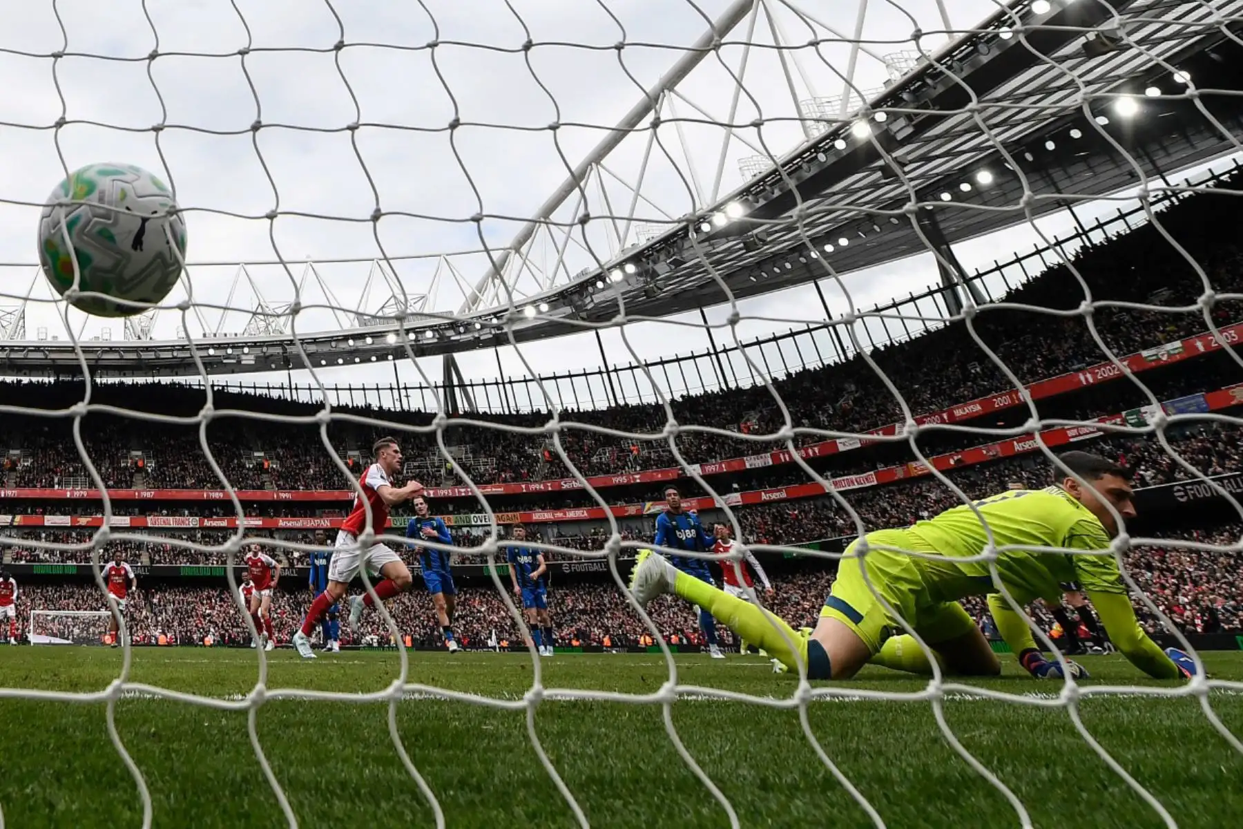 El delantero sueco del Arsenal, Viktor Gyokeres, celebra tras marcar de penalti ante el portero serbio del Bournemouth, Dorde Petrovic, para el primer gol de su equipo durante el partido de la Premier League inglesa entre el Arsenal y el Bournemouth. Foto: ANDINA/AFP