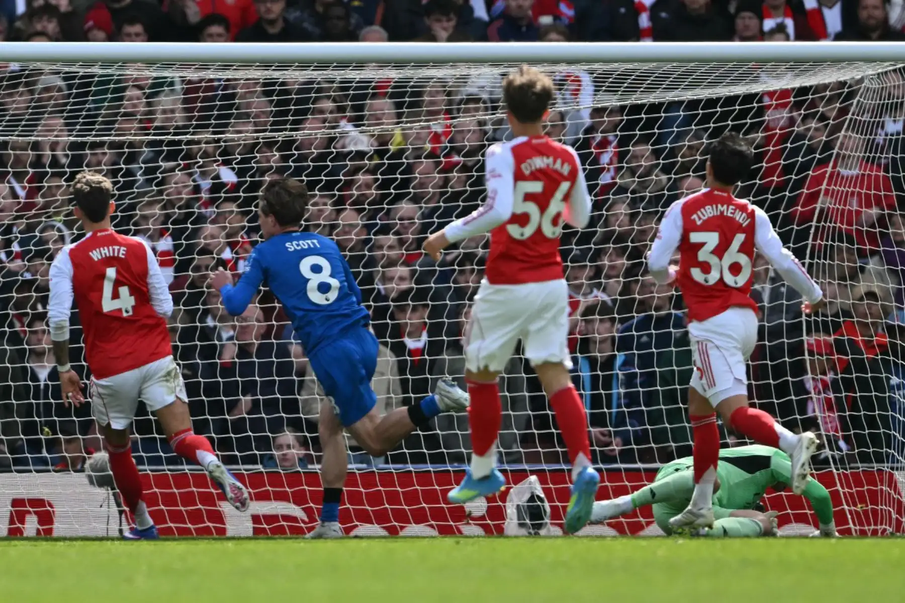El centrocampista inglés del Bournemouth, Alex Scott, celebra el segundo gol de su equipo durante el partido de la Premier League inglesa entre el Arsenal y el Bournemouth. Foto: ANDINA/AFP