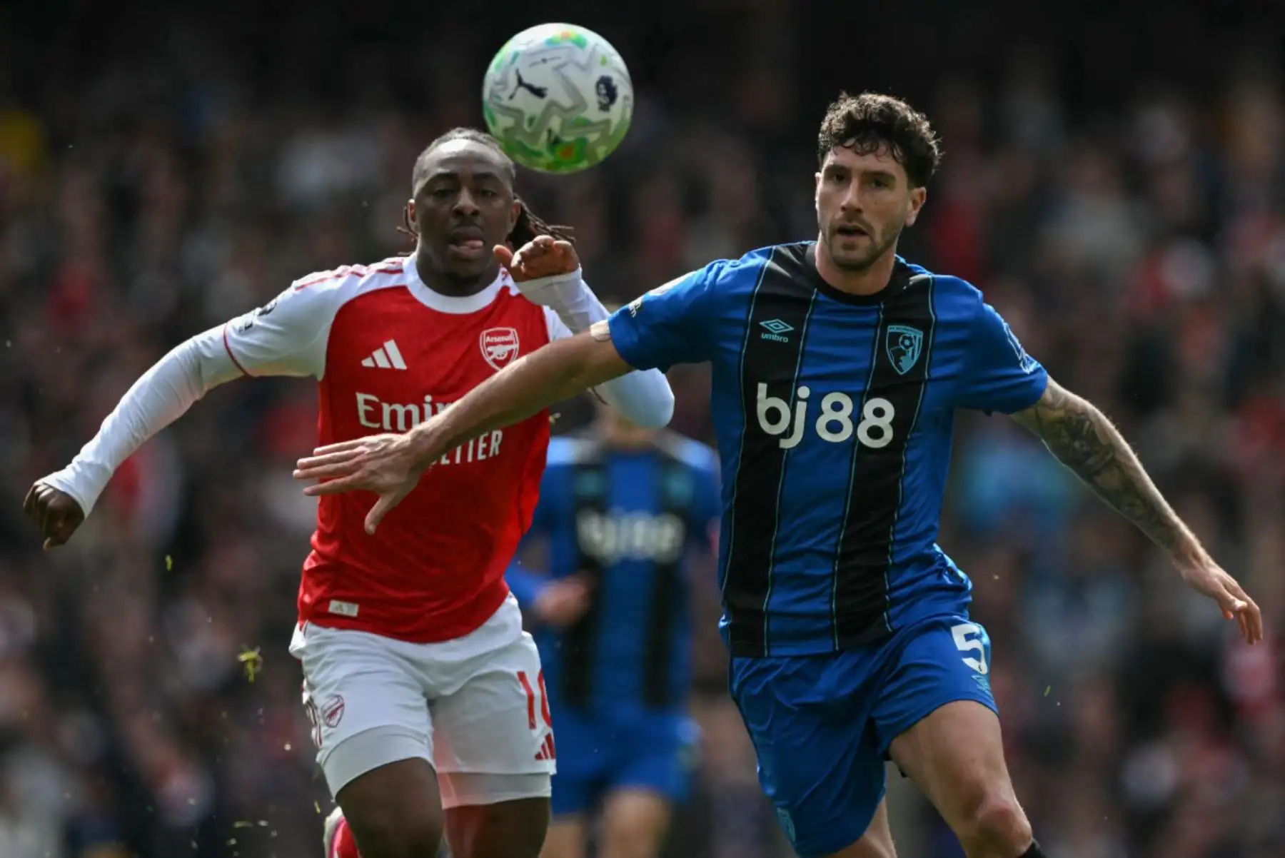El defensa argentino del Bournemouth, Marcos Senesi, es desafiado por el centrocampista inglés del Arsenal, Eberechi Eze, durante el partido de la Premier League inglesa entre el Arsenal y el Bournemouth. Foto: ANDINA/AFP
