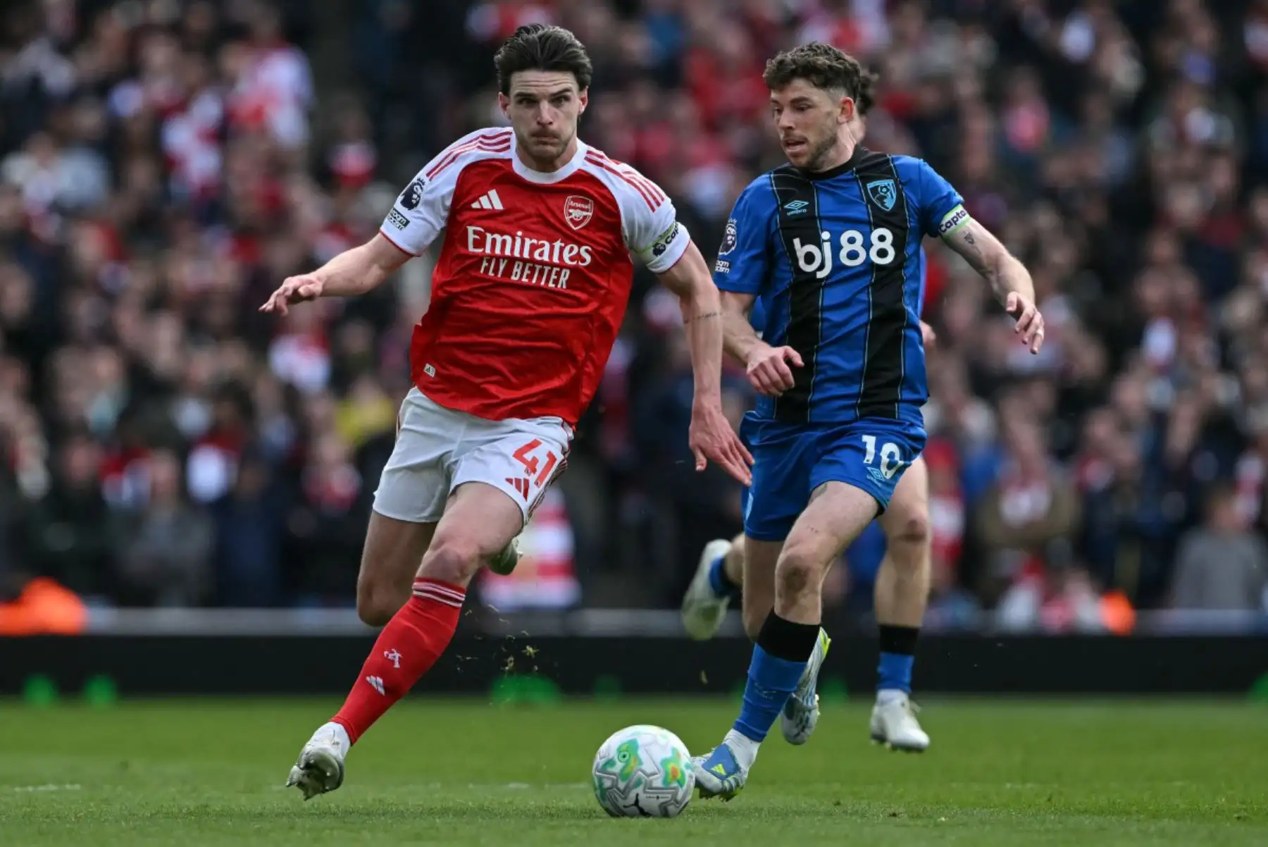 El centrocampista escocés del Bournemouth, Ryan Christie, disputa el balón con el centrocampista inglés del Arsenal, Declan Rice, durante el partido de la Premier League inglesa entre el Arsenal y el Bournemouth.
Foto: ANDINA/ AFP