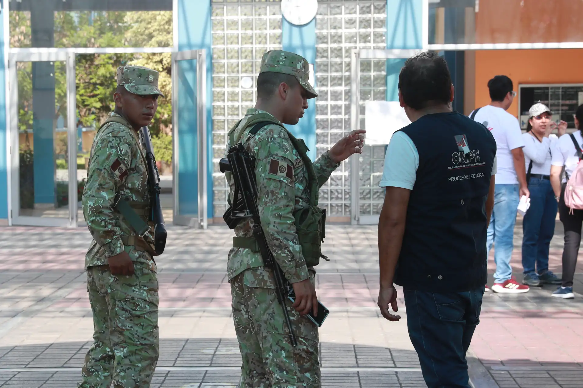 Fuerzas armadas del Ejército resguardan material electoral en colegio Melitón Carbajal. 
Foto: ANDINA/ Verónica Calderón