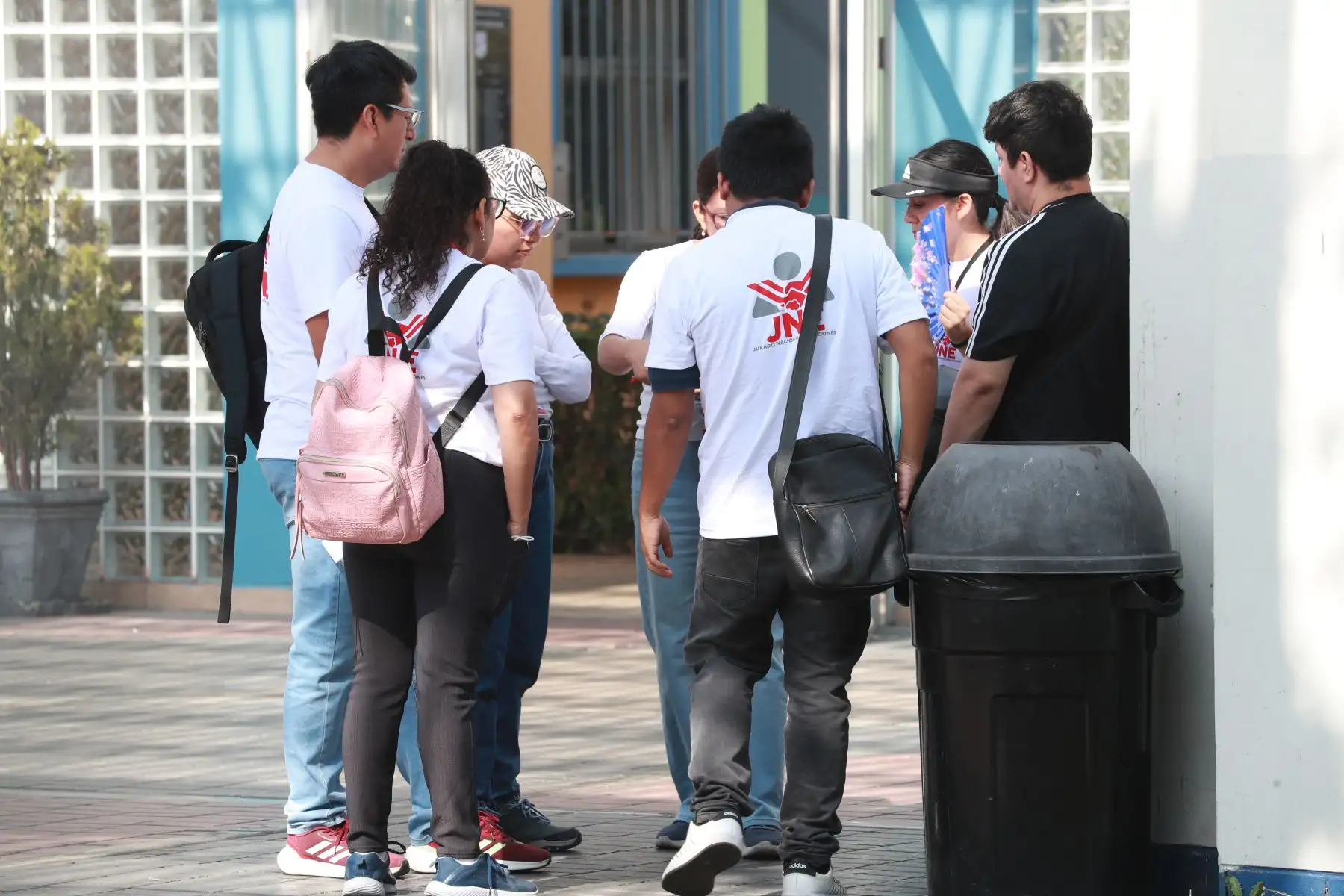 Miembros de las Fuerzas Armadas custodian colegios y puntos de sufragio para resguardar el material electoral y brindar seguridad a la ciudadanía durante la jornada cívica. 
Foto: ANDINA/ Verónica Calderón