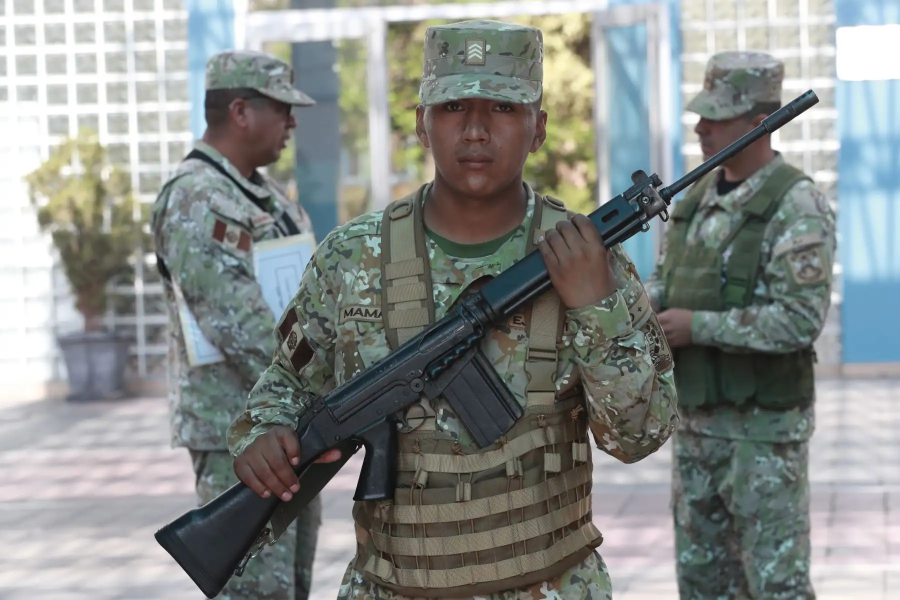 Personal del Ejército Peruano resguarda la Institución Educativa Melitón Carbajal, habilitada como local de votación para las Elecciones Generales 2026, como parte de las medidas de seguridad previas a la jornada electoral. 
Foto: ANDINA/ Verónica Calderón