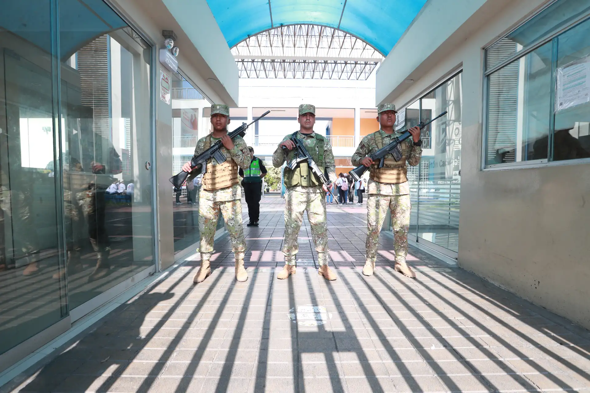 Efectivos militares refuerzan la seguridad en diversos centros educativos donde se instalarán mesas de sufragio, en el marco del despliegue preventivo para garantizar el normal desarrollo del proceso electoral. 
Foto: ANDINA/ Verónica Calderón