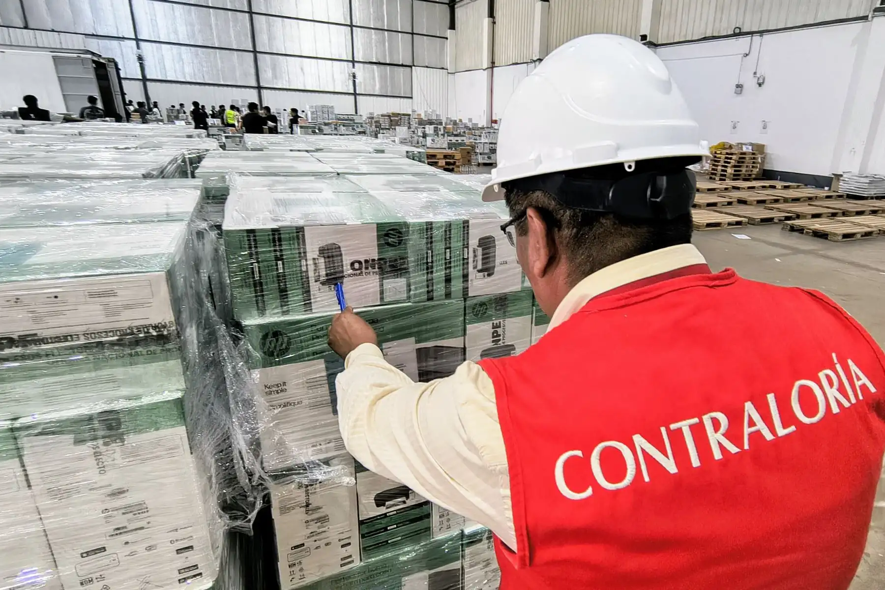 La Contraloría General de la República dispuso el despliegue de un equipo de auditores que se apersonaron a las instalaciones del almacén, ubicado en el distrito de Lurín, desde donde la Oficina Nacional de Procesos Electorales. Foto: Difusión