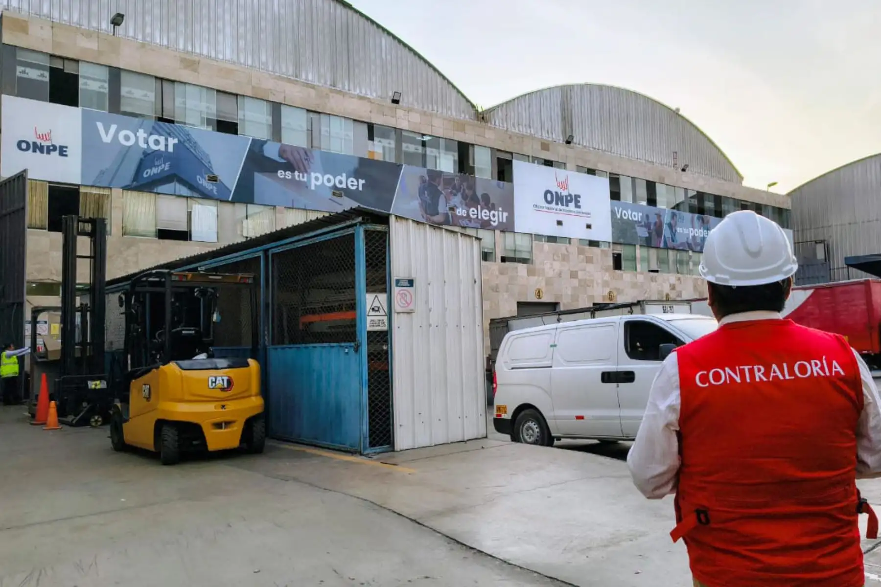 La Contraloría General de la República dispuso el despliegue de un equipo de auditores que se apersonaron a las instalaciones del almacén, ubicado en el distrito de Lurín, desde donde la Oficina Nacional de Procesos Electorales. Foto: Difusión